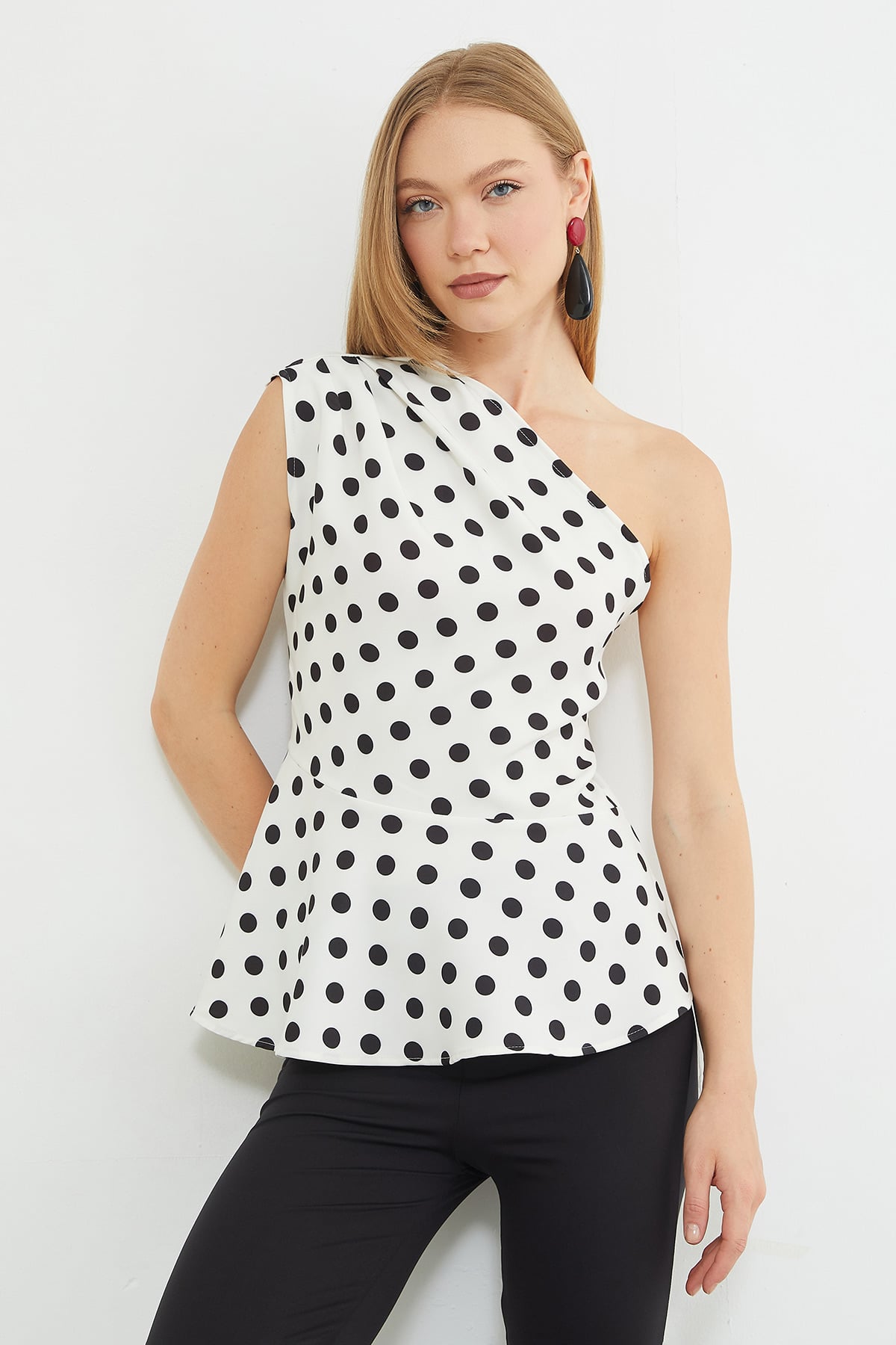 Puantiyeli Tek Omuz Peplum Bluz-Ekru