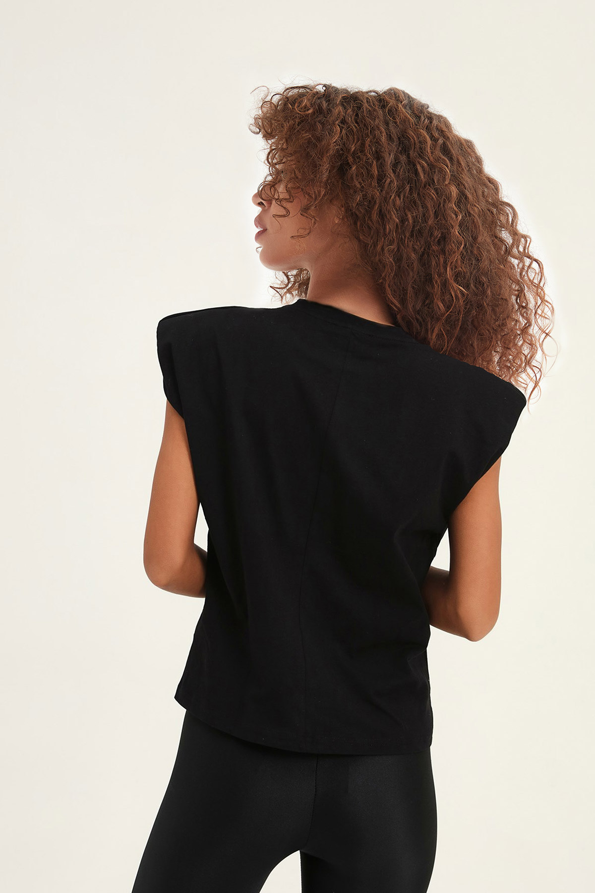 Vatkalı Sıfır Kol Tshirt | Açelya Okçu 