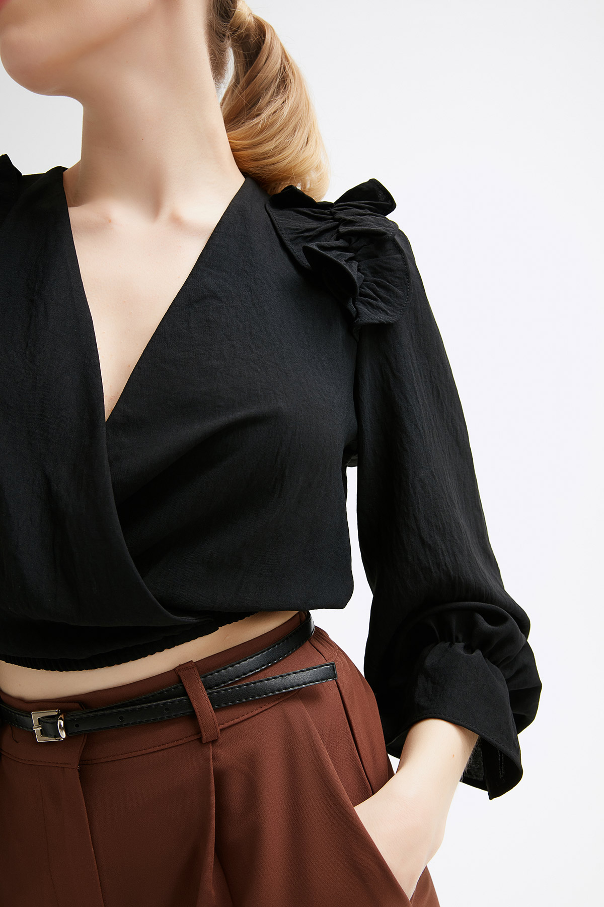 Omuzları Fırfır Detaylı Kruvaze Crop bluz | Açelya Okçu 