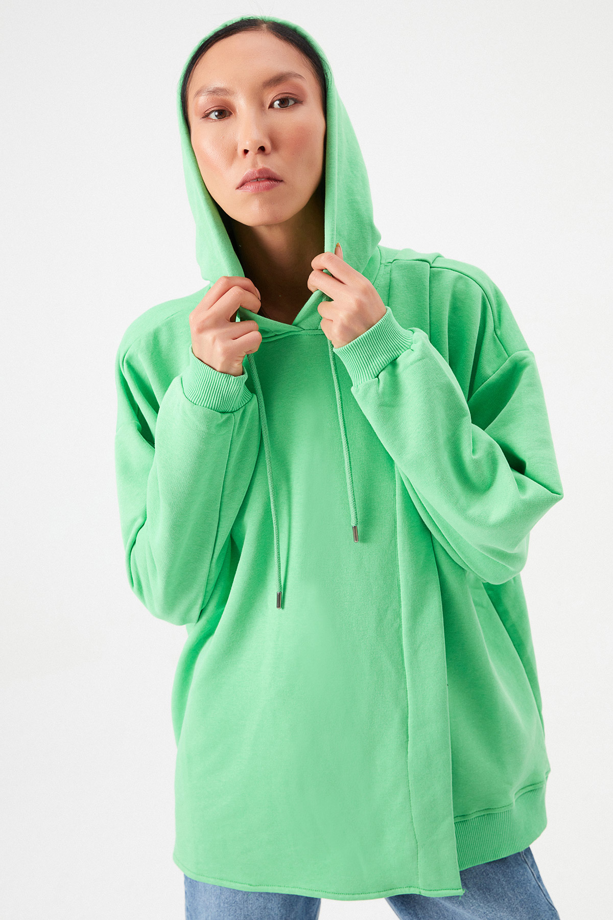 Oversize Asimetrik Kapüşonlu Sweat | Açelya Okçu 