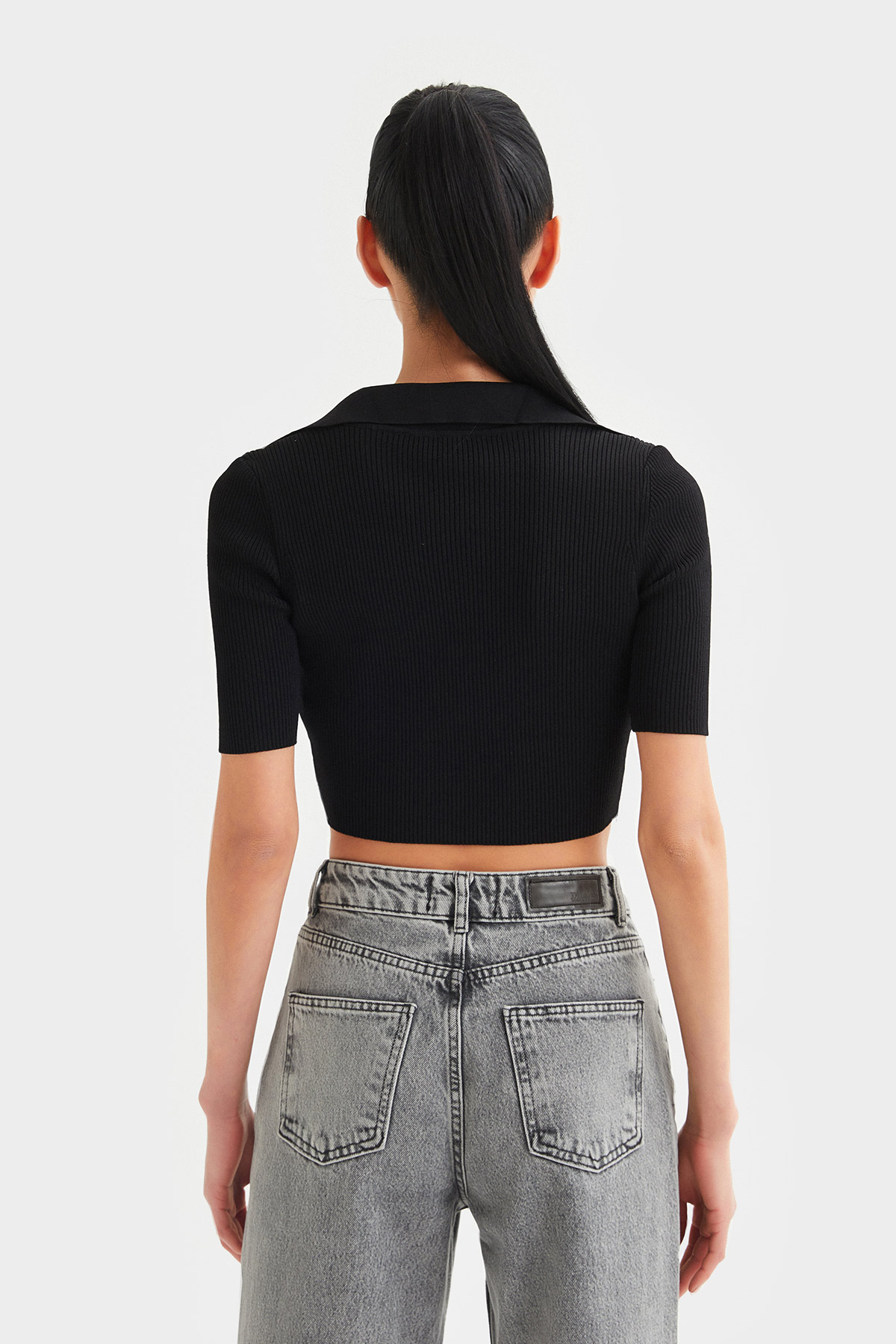 Polo V Yaka Fermuar Detaylı Crop Triko Bluz | Açelya Okçu 