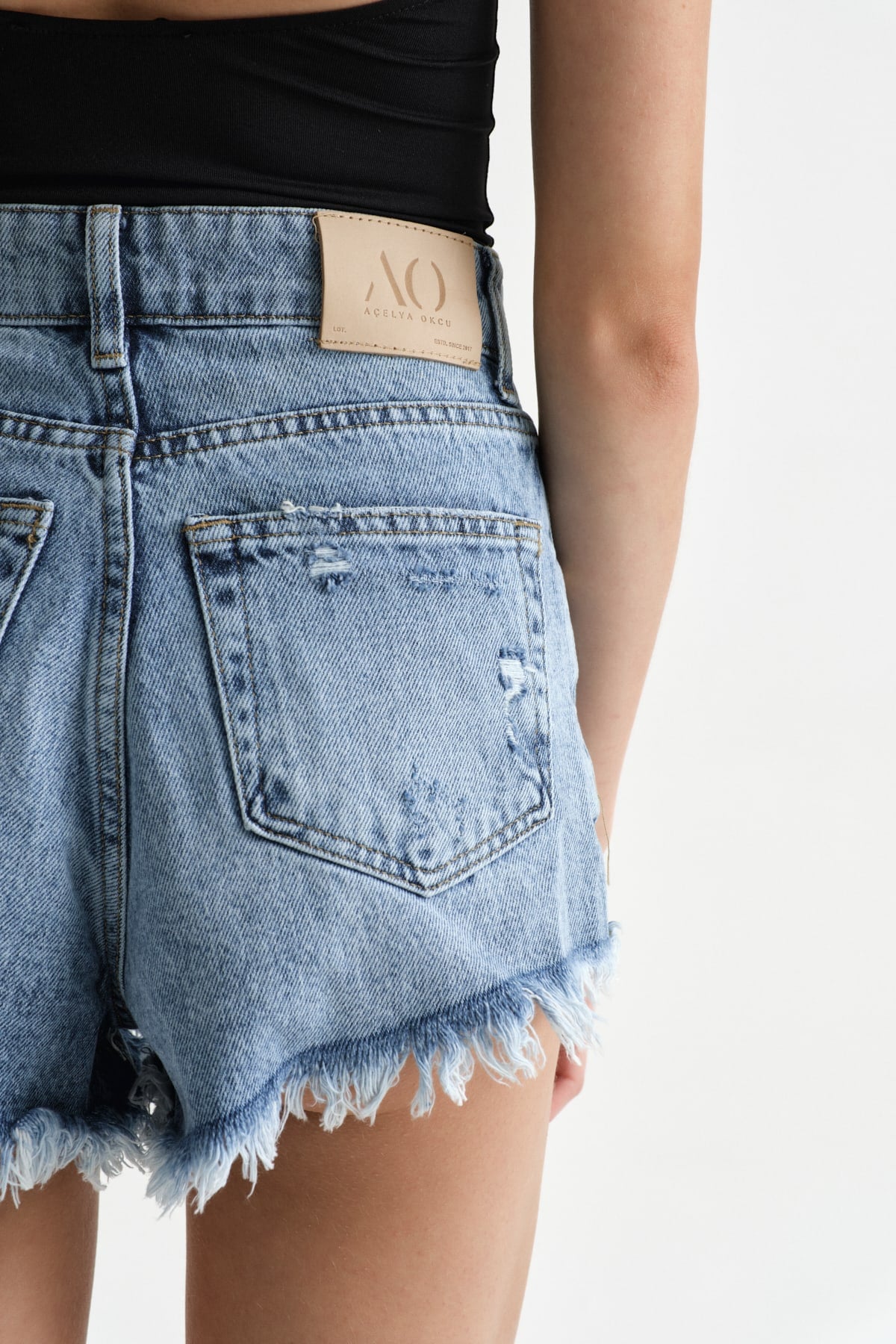 Premium Kaida Yırtık Detaylı Denim Mini Şort | Açelya Okçu 