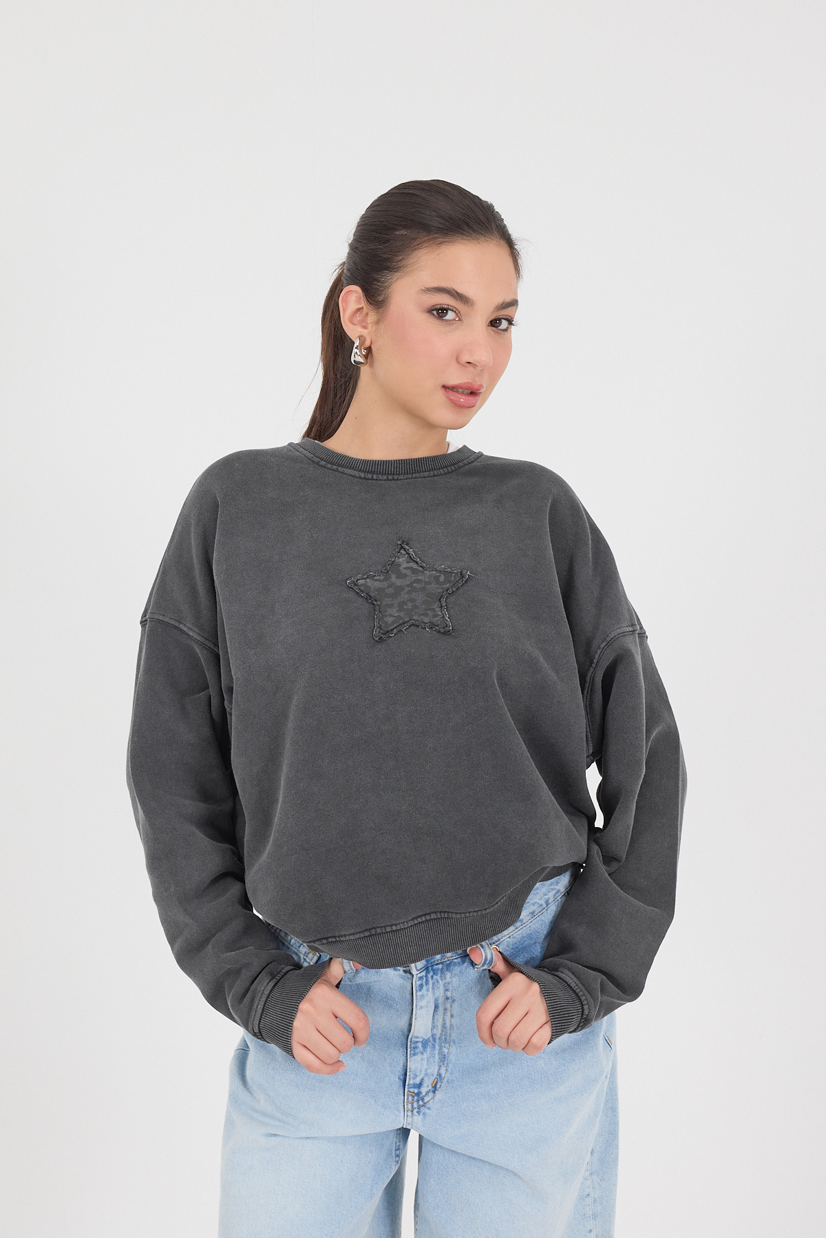 Asit Füme Bisiklet Yaka Soluk Efektli Yıldızlı Sweathirt S10323-K8