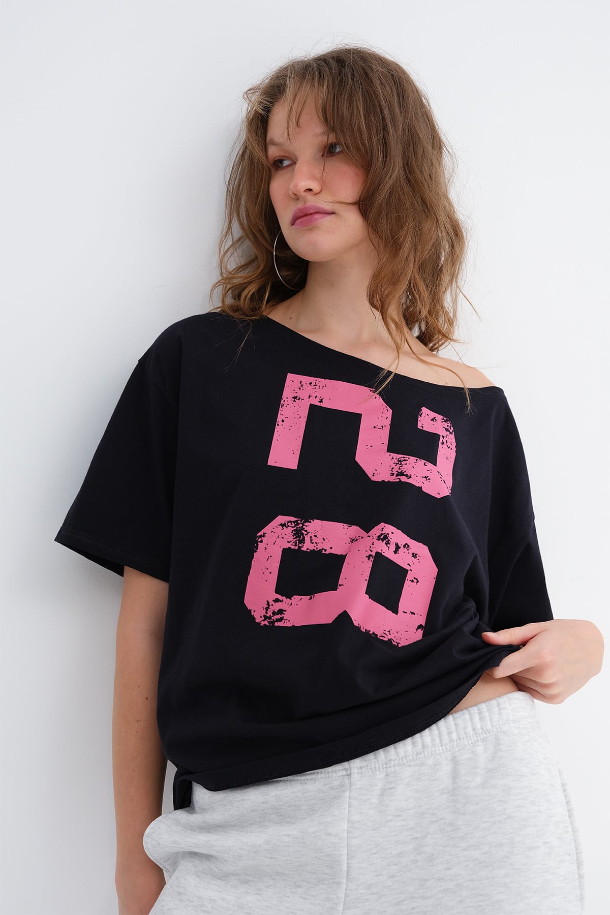 Kayık Yaka Baskılı T-shirt