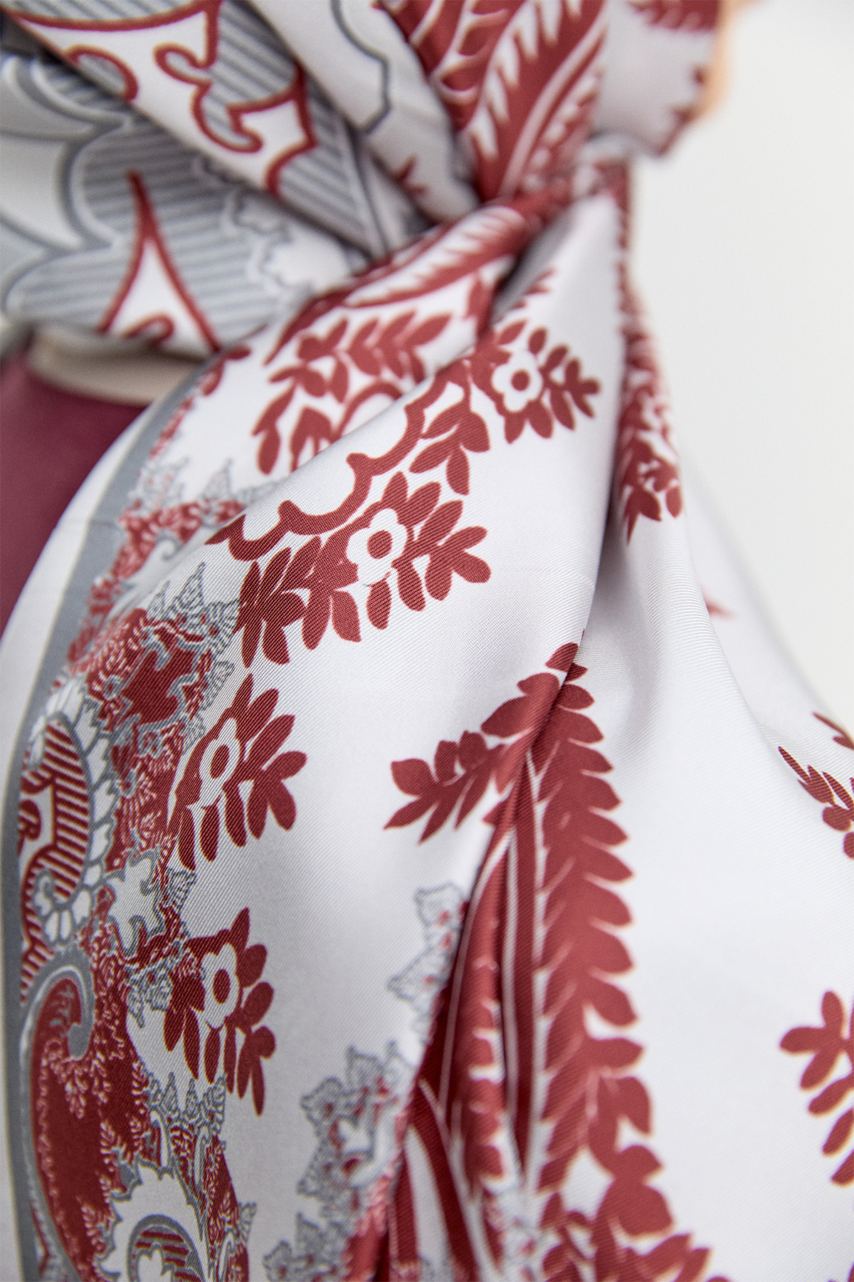 Motif Desenli İpek Şal