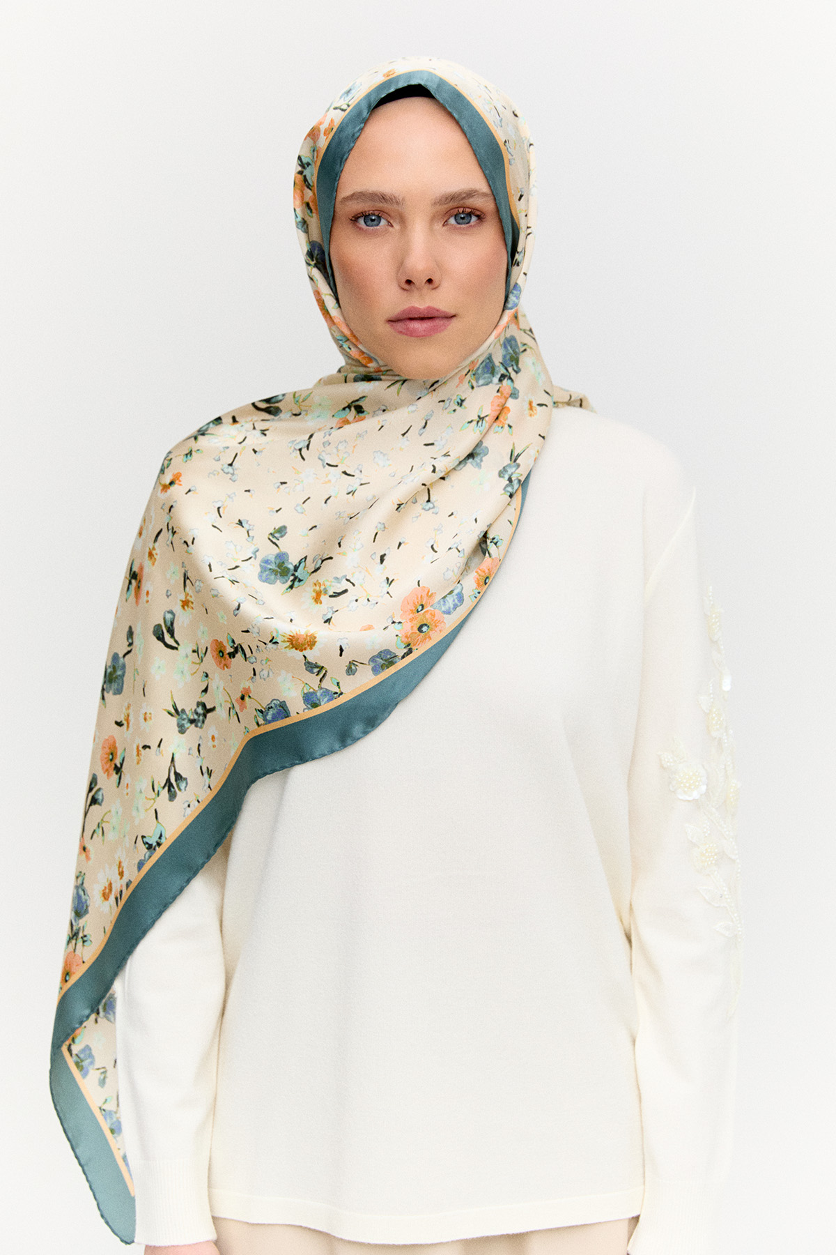 Çiçek Desenli İpek Şal, Tesettür Giyim