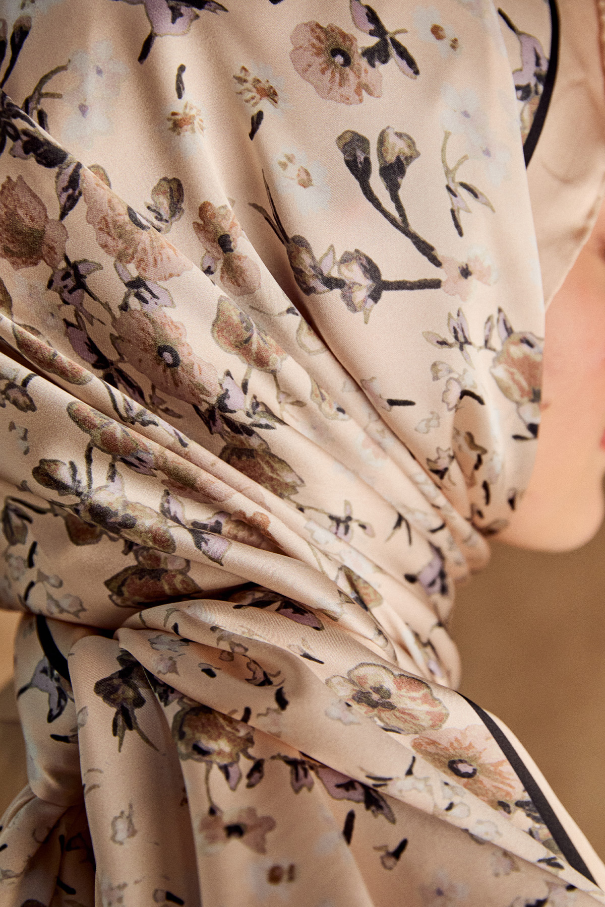 Çiçek Desenli İpek Şal