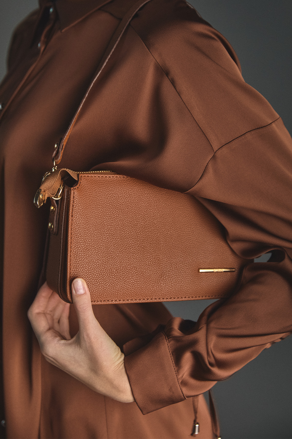 Zincir Askılı Çok Bölmeli Suni Deri Omuz Çantası