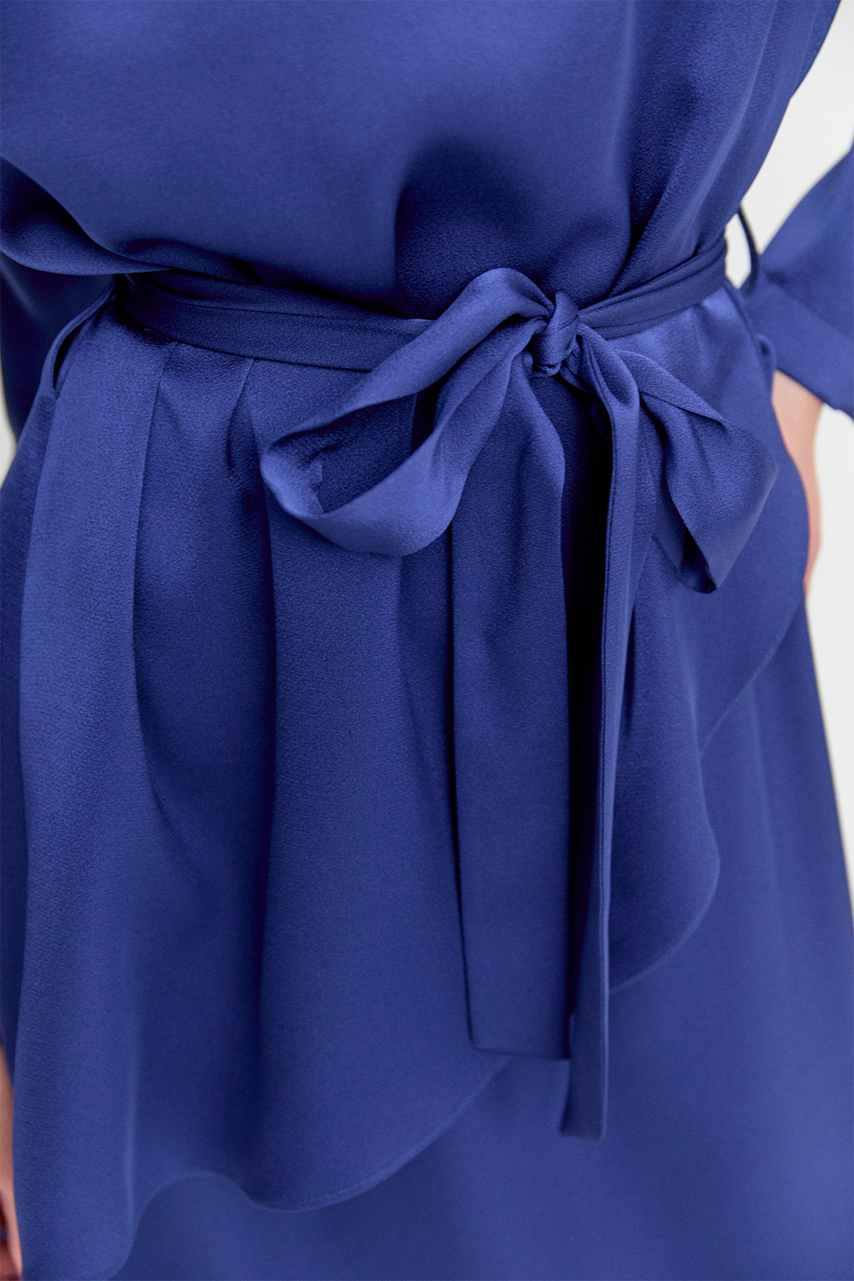 Kuşaklı Drape Detaylı Saten Elbise