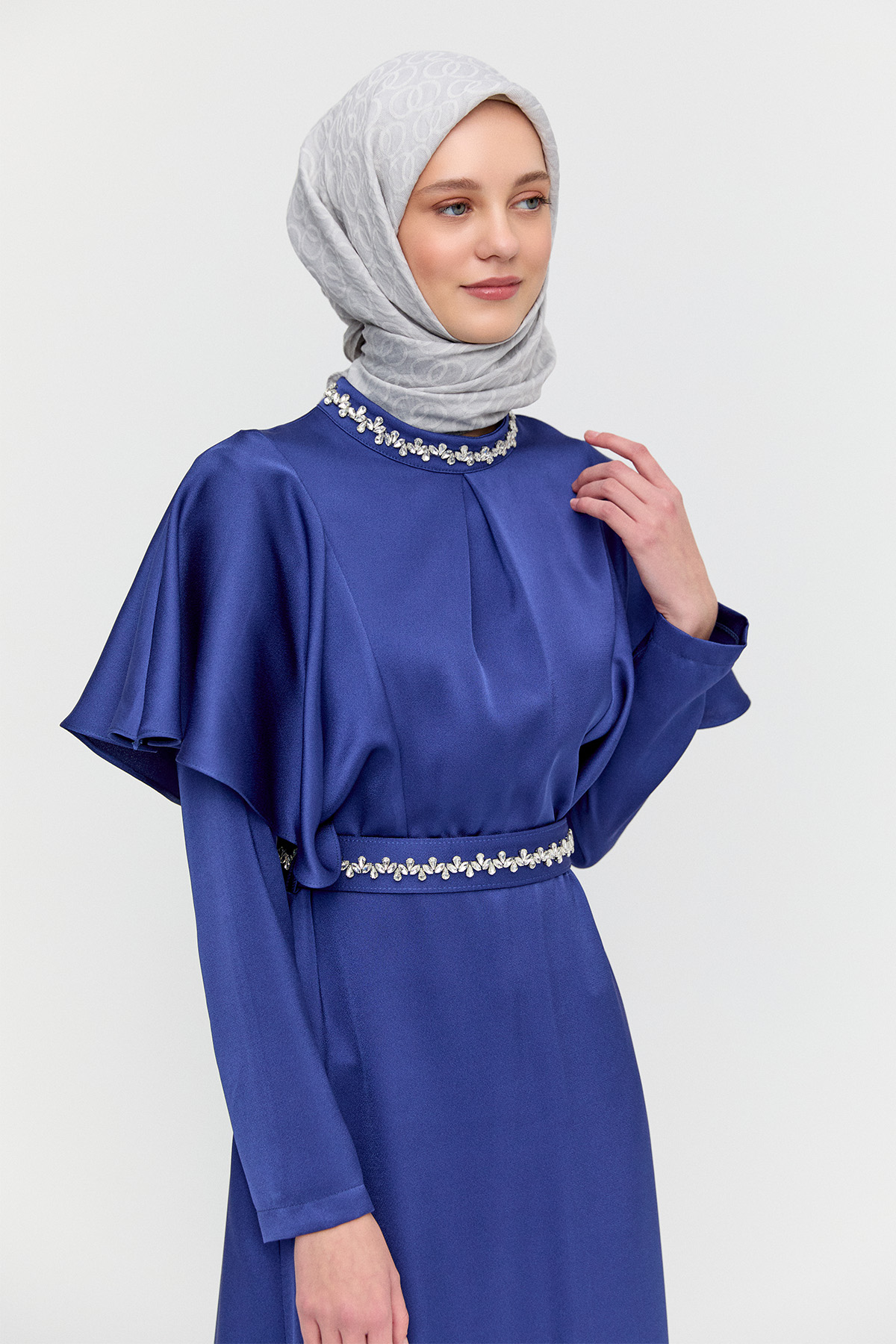 Taş Detaylı Volanlı Kemerli Elbise