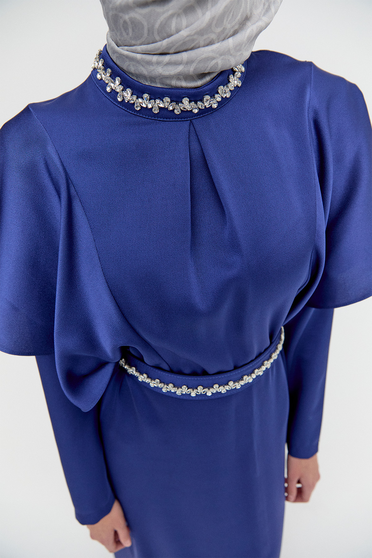 Taş Detaylı Volanlı Kemerli Elbise