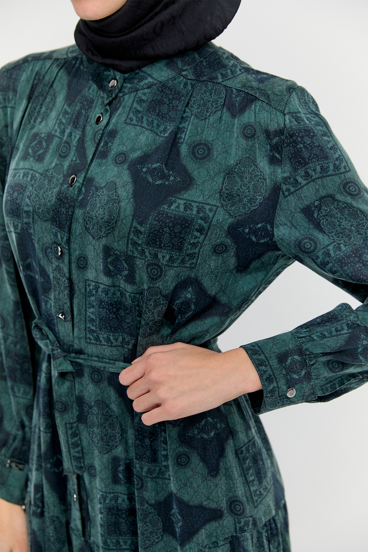 Hakim Yakalı Kuşaklı Katmanlı Elbise