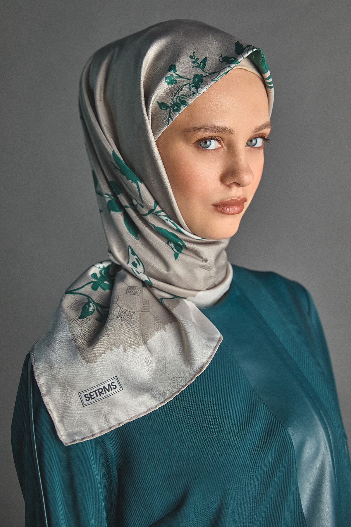 Çiçek Desenli Jakarlı Eşarp