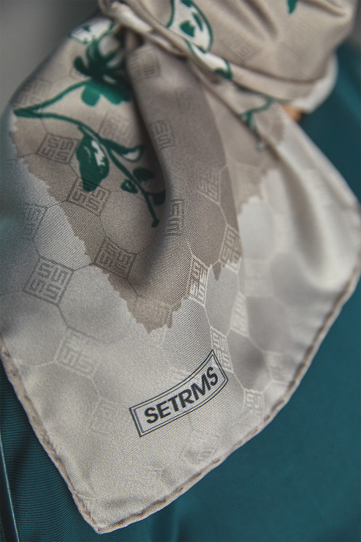 Çiçek Desenli Jakarlı Eşarp