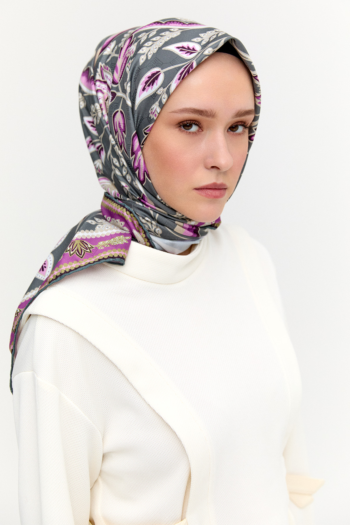 Çok Renkli Çiçek Desenli Eşarp, Tesettür Giyim