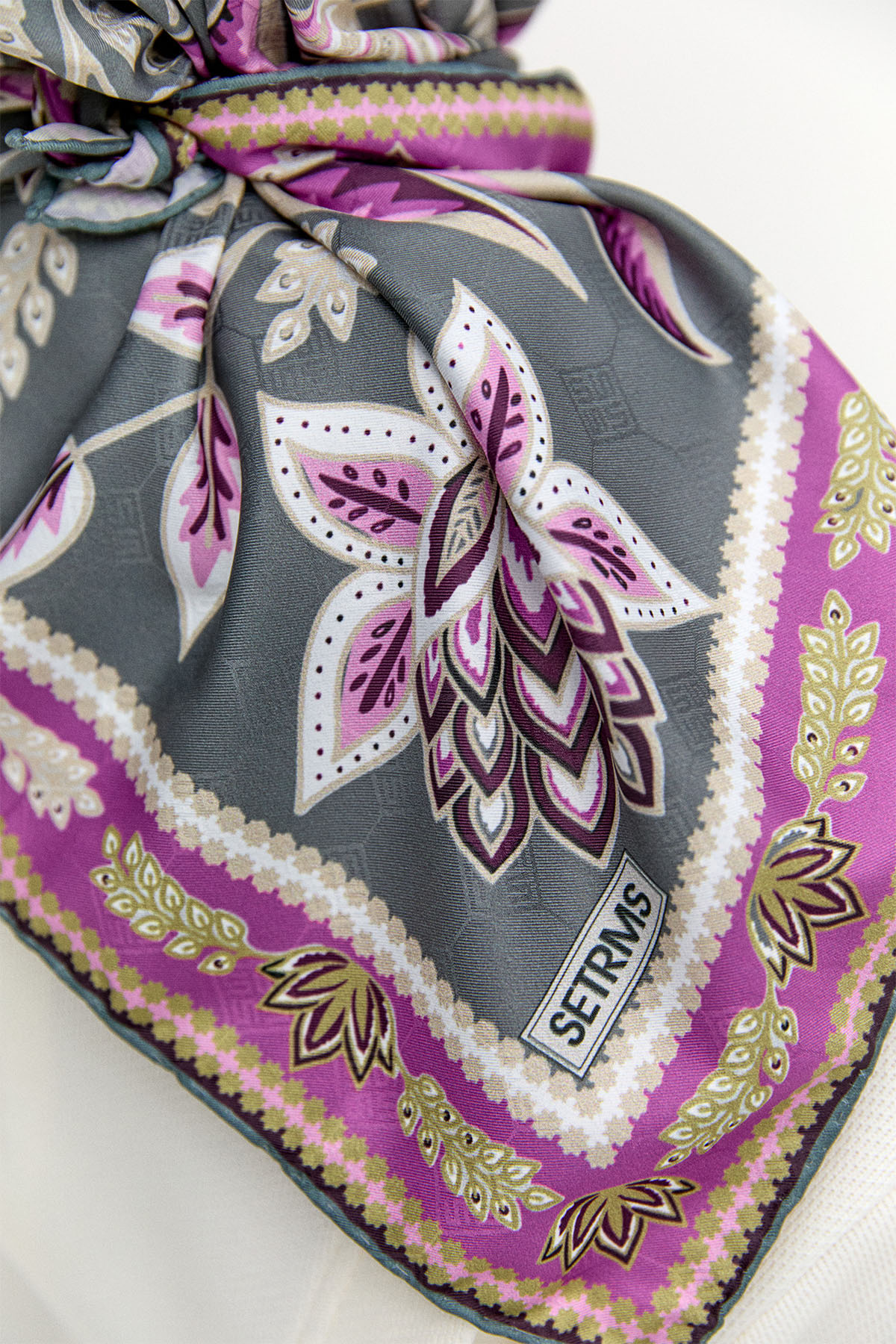 Çok Renkli Çiçek Desenli Eşarp, Tesettür Giyim