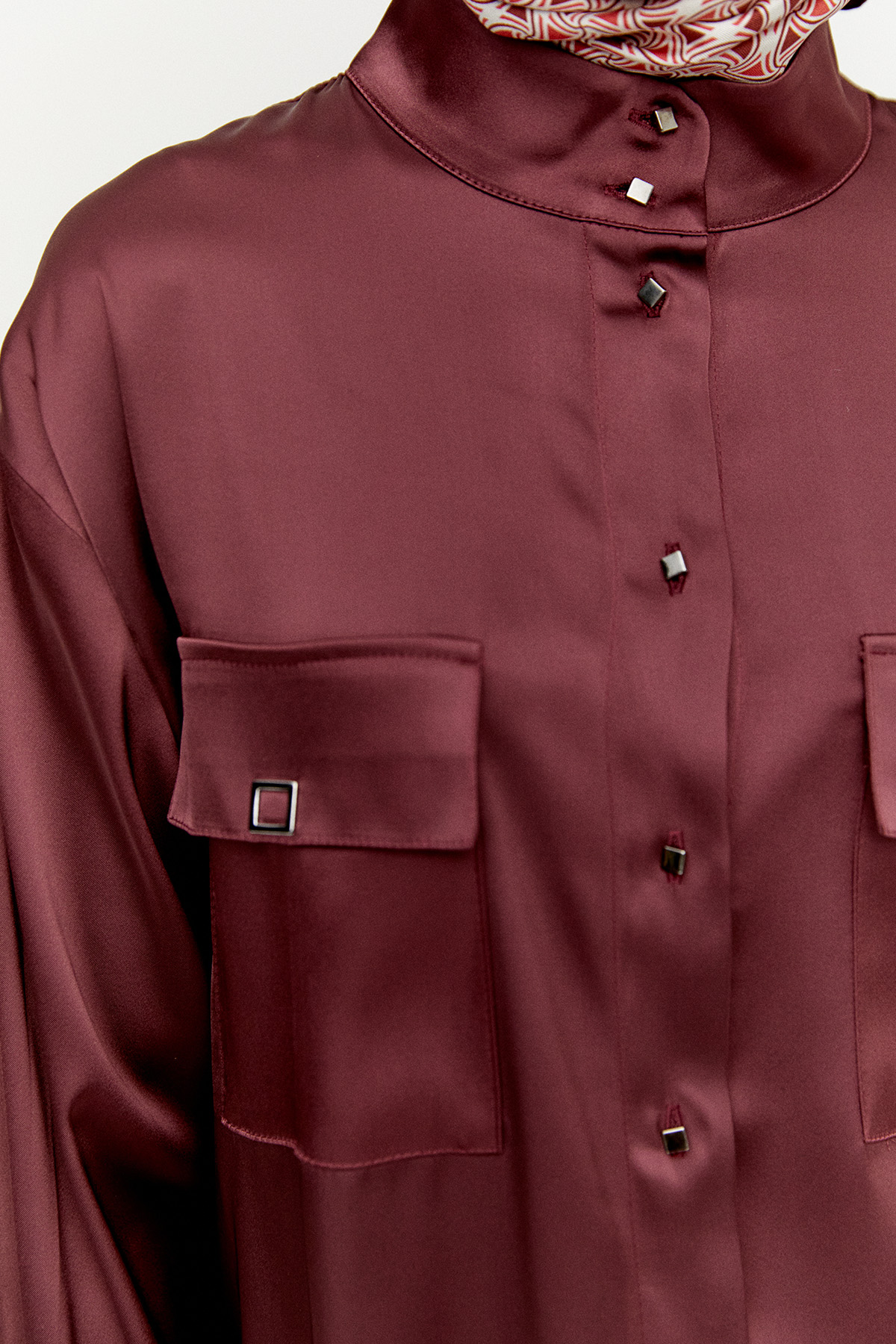 Çift Cepli Yüksek Yakalı Saten Gömlek