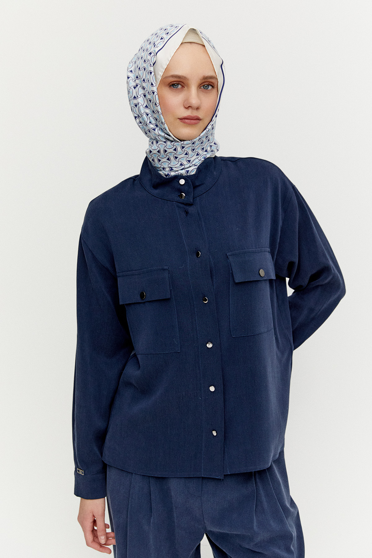 Çift Cepli Yüksek Yakalı Lyocell Gömlek