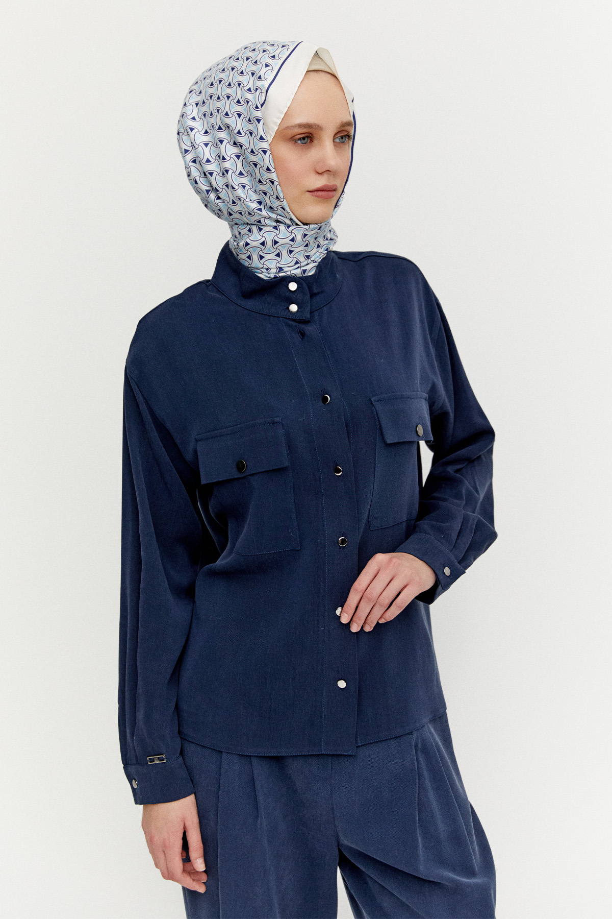 Çift Cepli Yüksek Yakalı Lyocell Gömlek