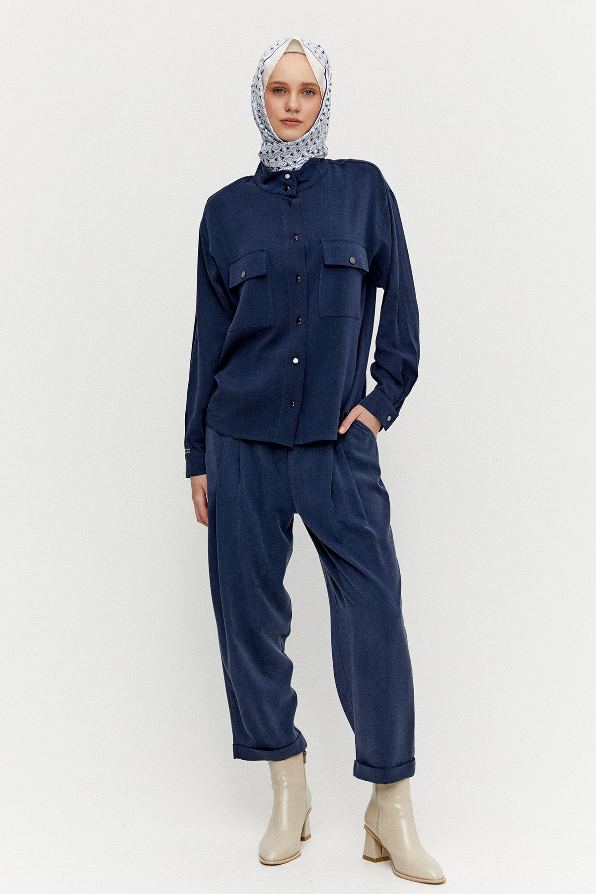 Çift Cepli Yüksek Yakalı Lyocell Gömlek