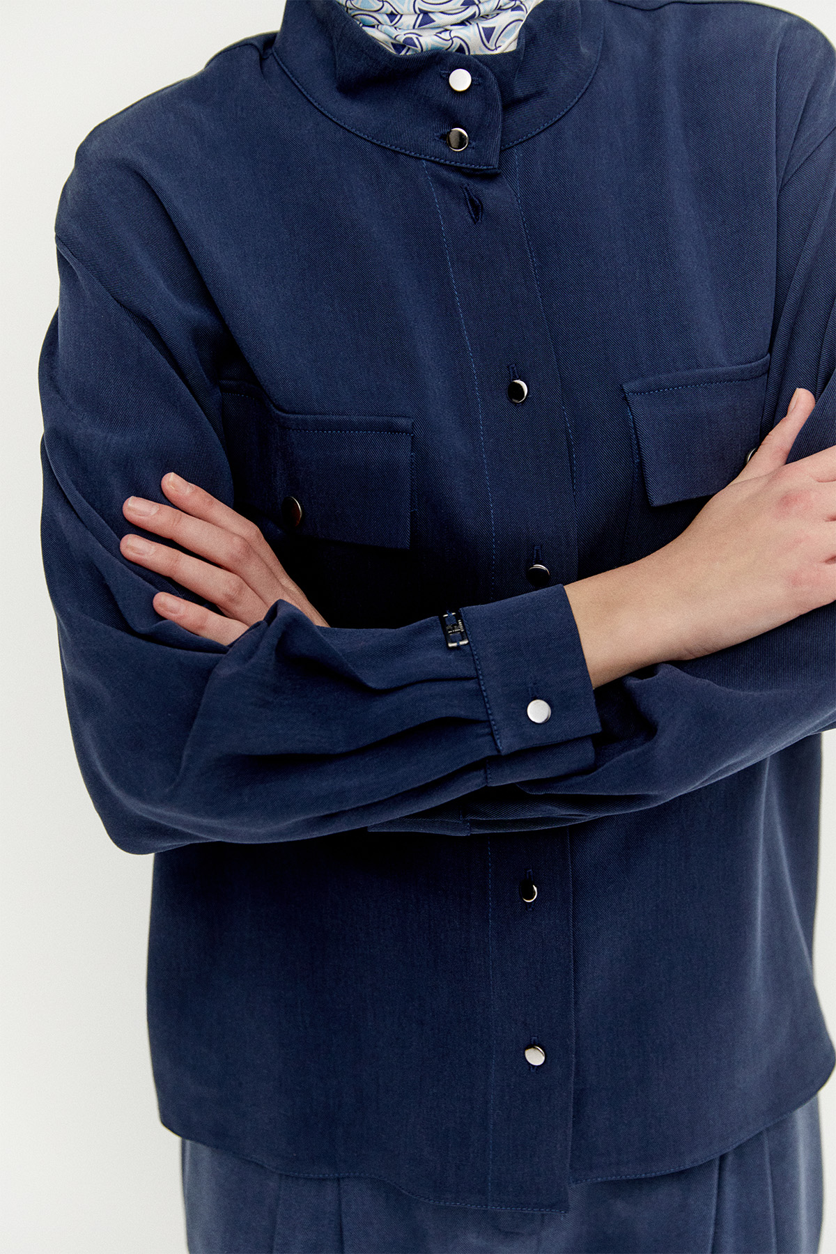 Çift Cepli Yüksek Yakalı Lyocell Gömlek