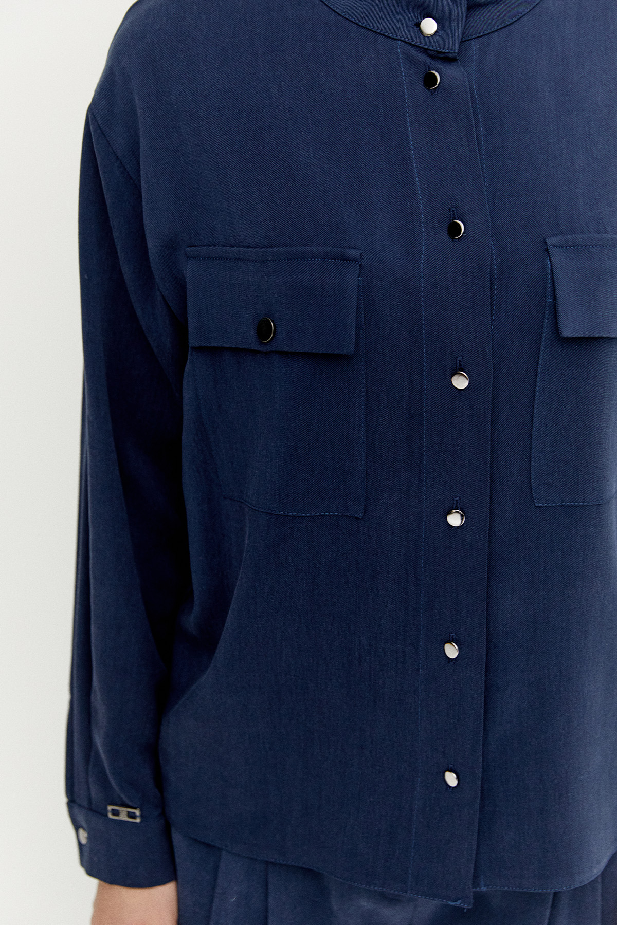 Çift Cepli Yüksek Yakalı Lyocell Gömlek