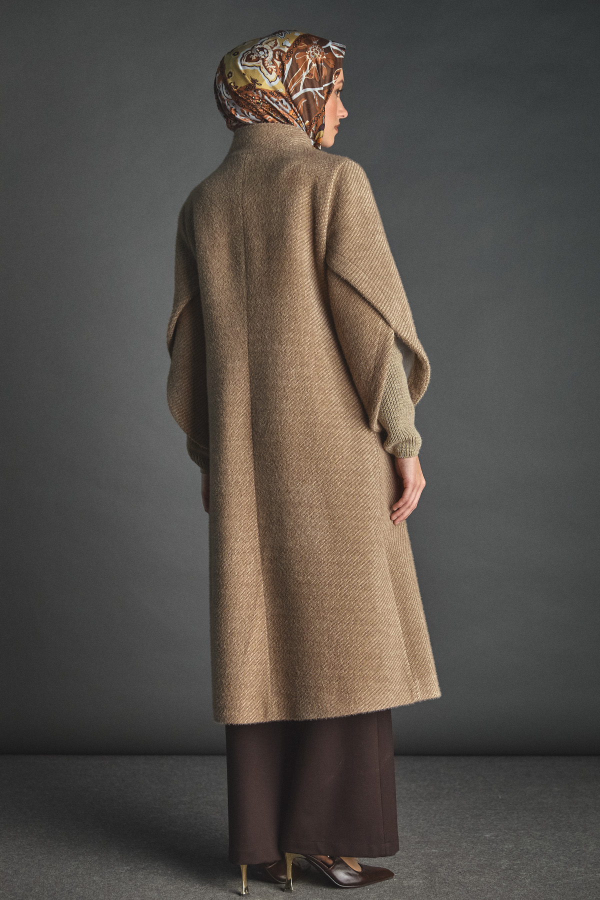 Yüksek Yakalı Lale Kol Ribanalı Kaban