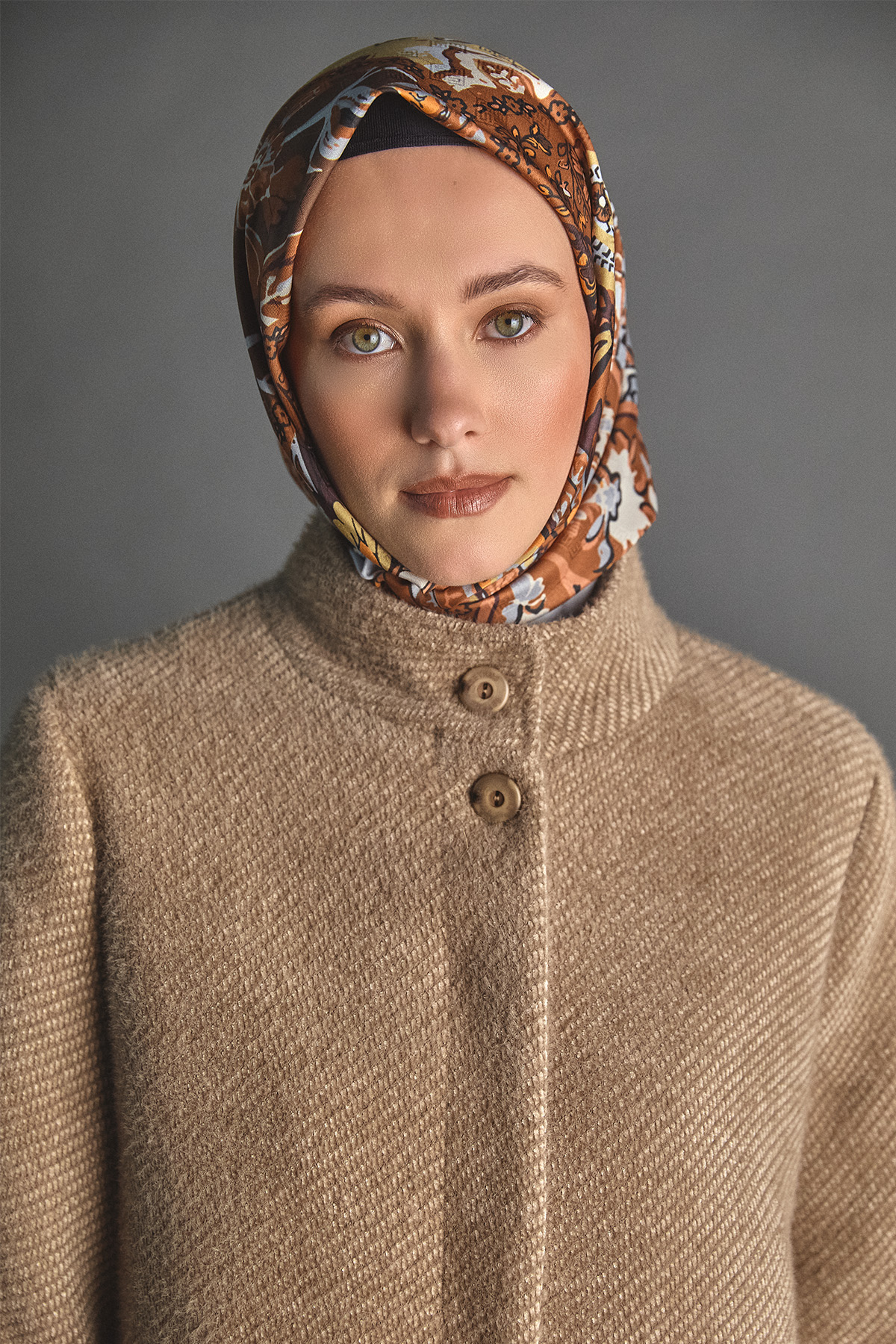 Yüksek Yakalı Lale Kol Ribanalı Kaban