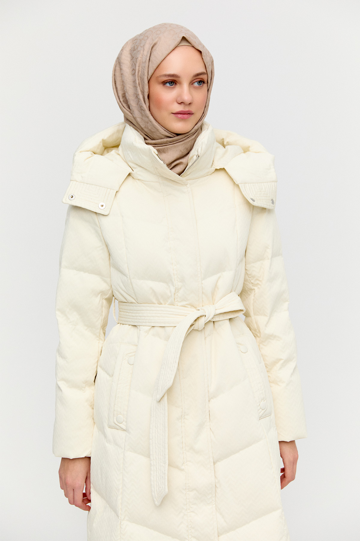 Dokulu Kumaş Dolgulu Kaz Tüyü Mont