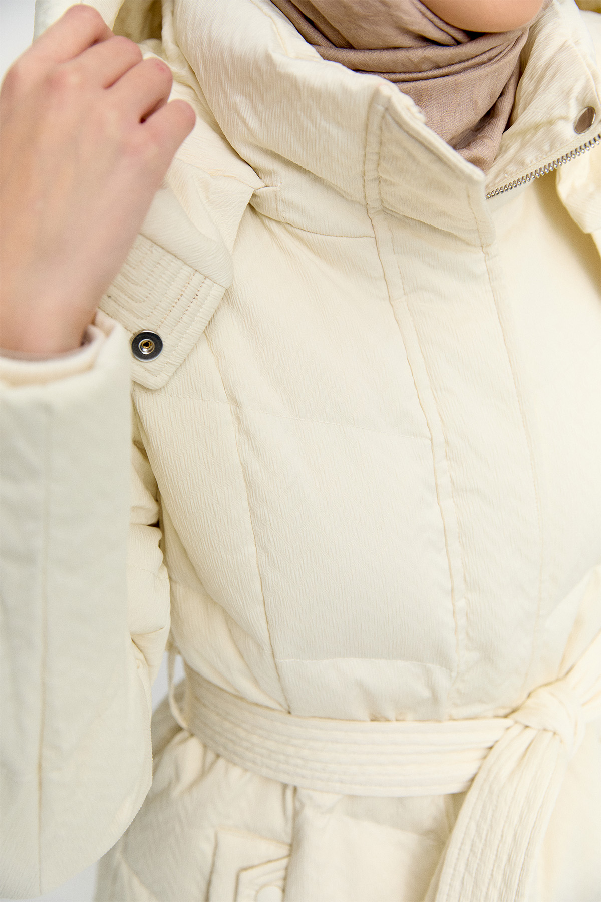 Dokulu Kumaş Dolgulu Kaz Tüyü Mont