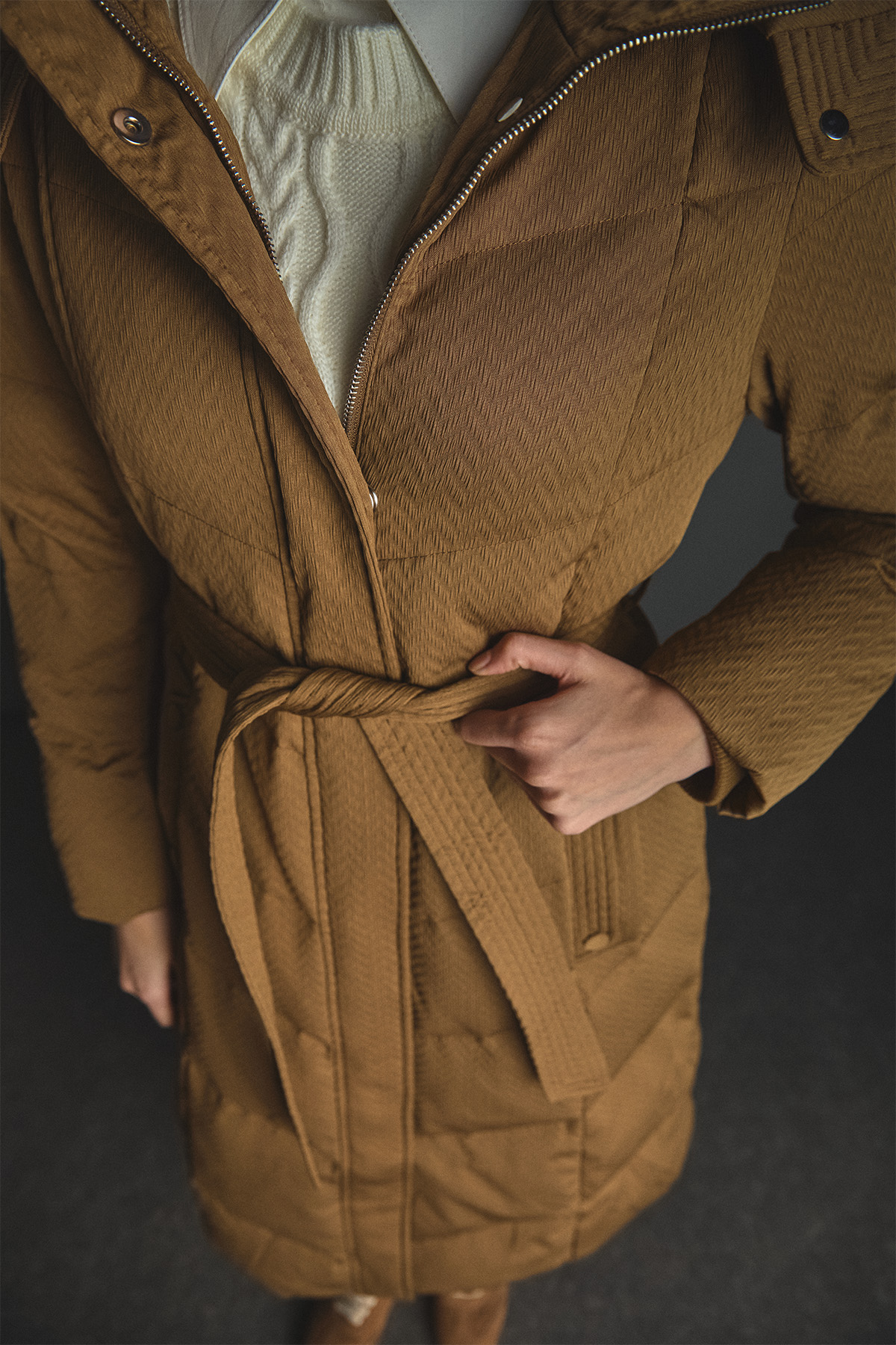 Dokulu Kumaş Dolgulu Kaz Tüyü Mont