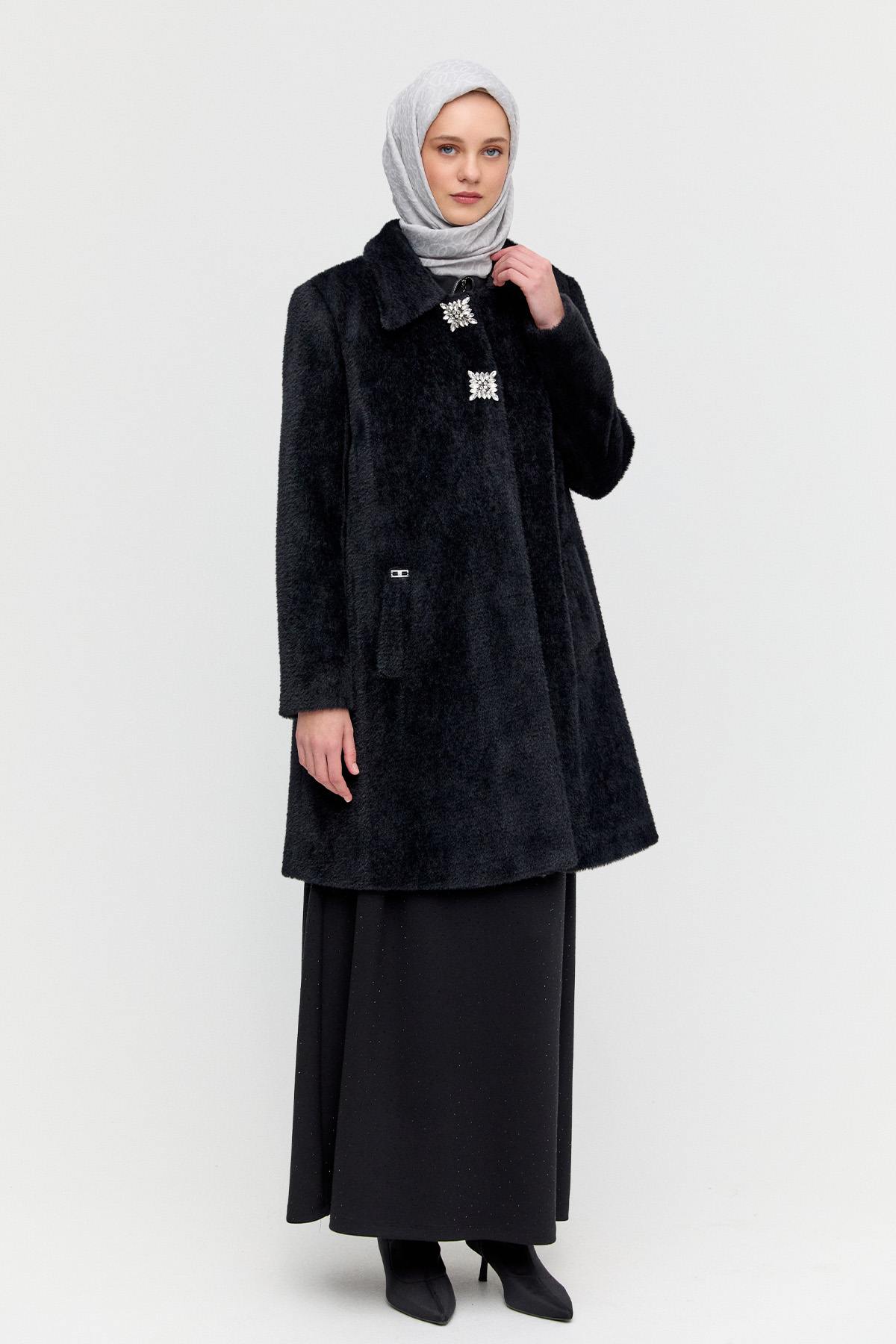 Angora Suni Kürk Klasik Kesim Broş Detaylı Kaban