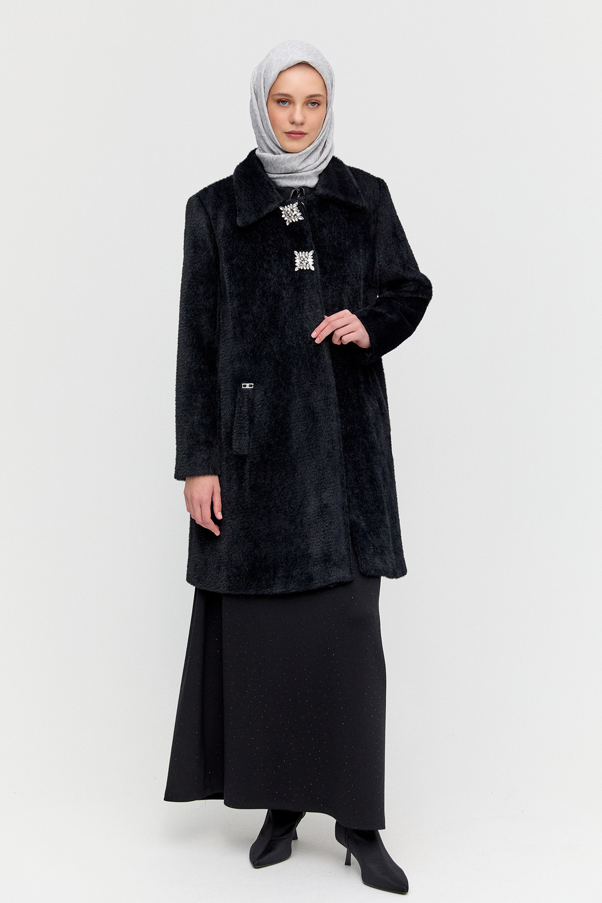 Angora Suni Kürk Klasik Kesim Broş Detaylı Kaban