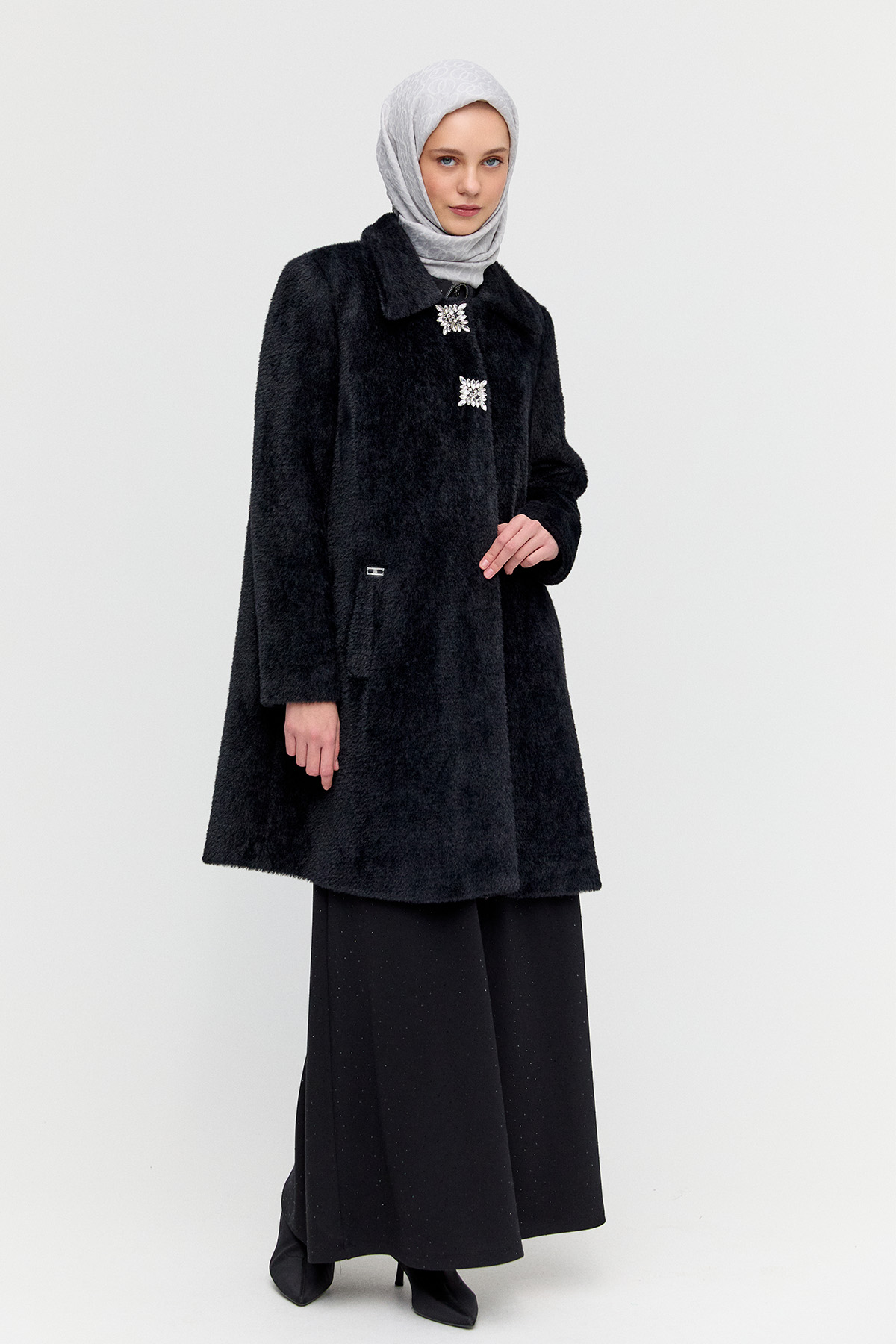 Angora Suni Kürk Klasik Kesim Broş Detaylı Kaban