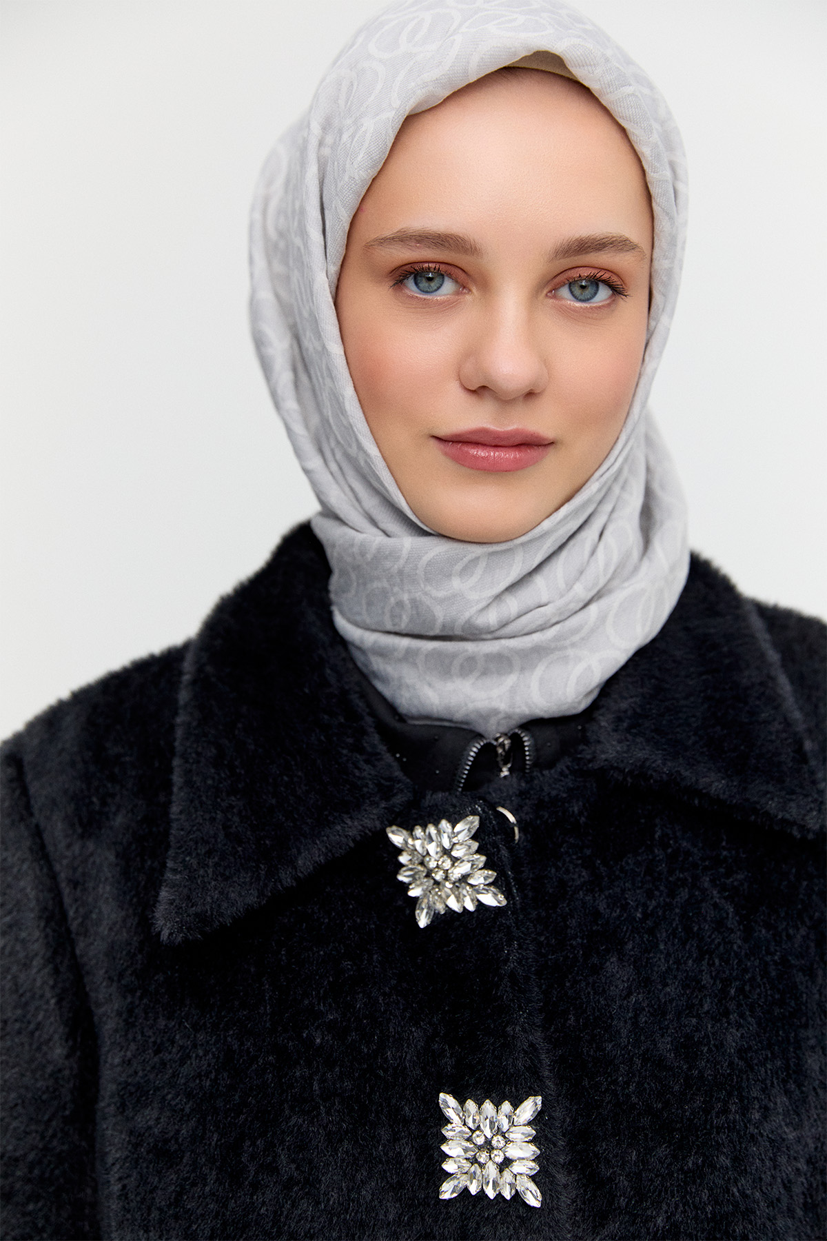 Angora Suni Kürk Klasik Kesim Broş Detaylı Kaban