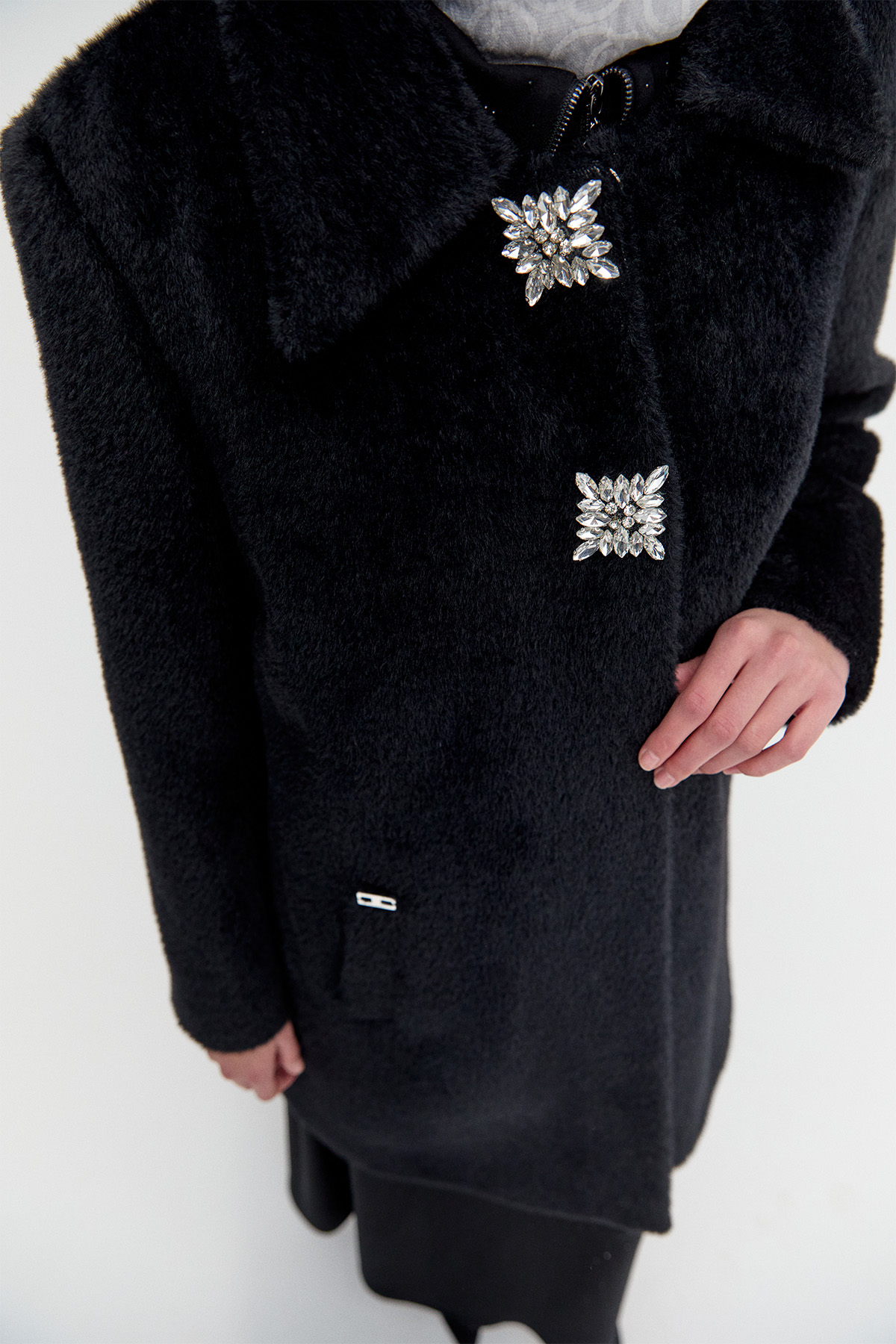 Angora Suni Kürk Klasik Kesim Broş Detaylı Kaban