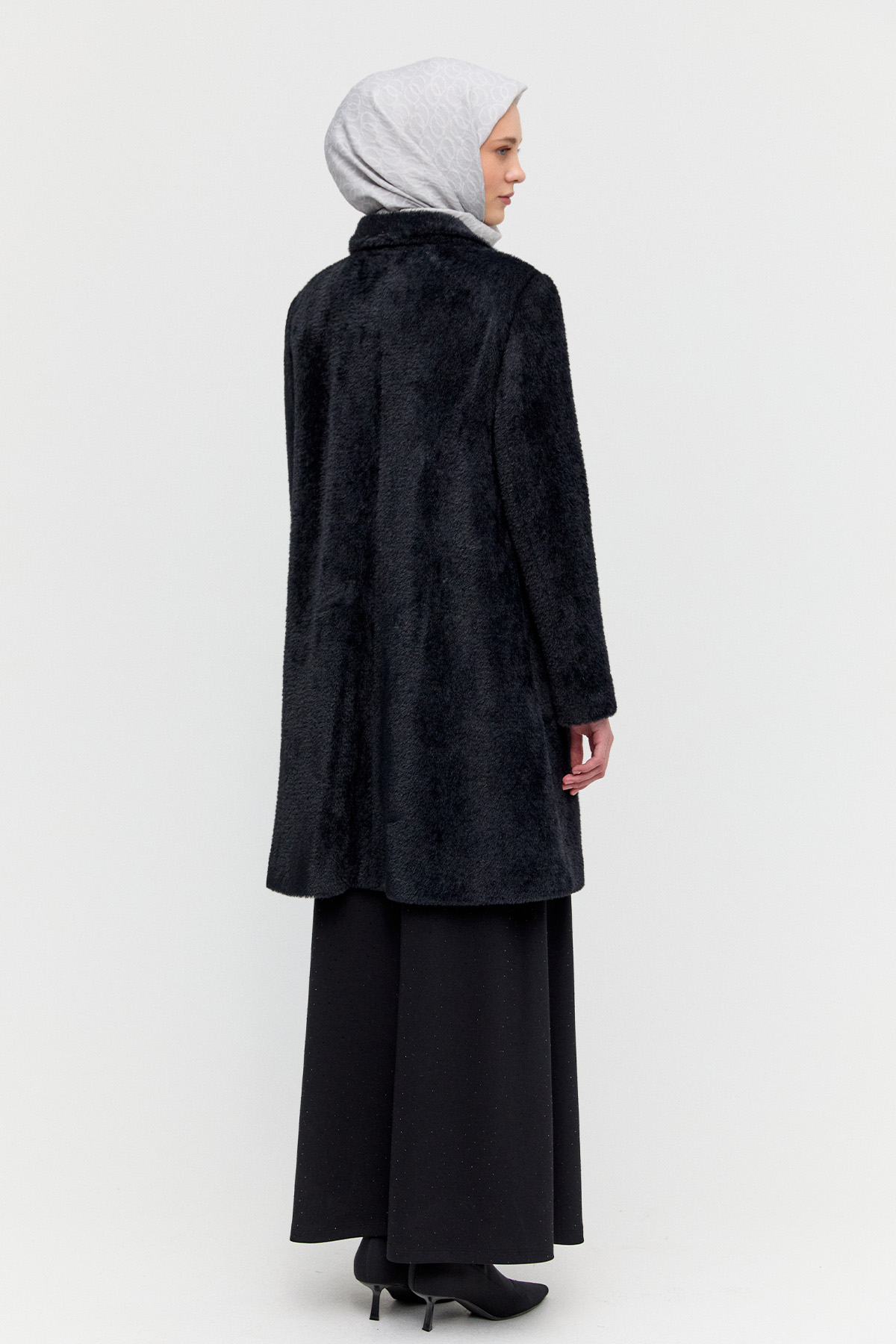 Angora Suni Kürk Klasik Kesim Broş Detaylı Kaban