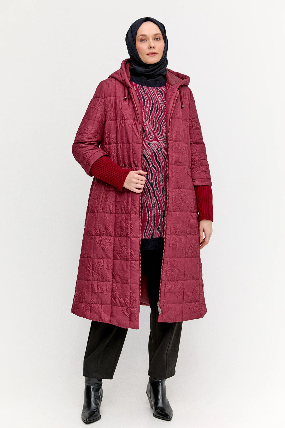 Kapüşonlu Çiçek Desenli Kapitone Kaban, Tesettür Giyim