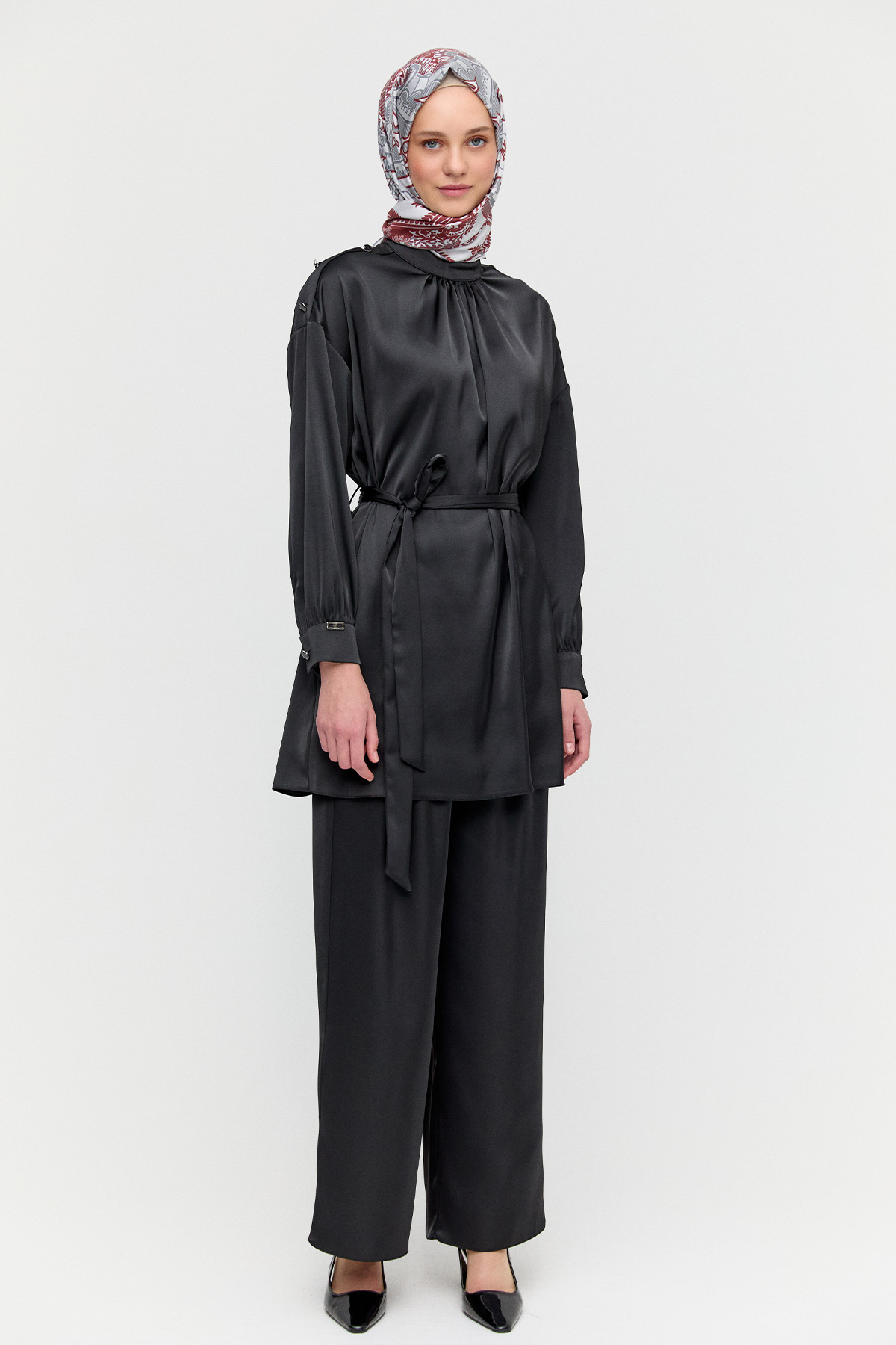 Süs Düğmeli Hakim Yakalı Saten İkili Takım