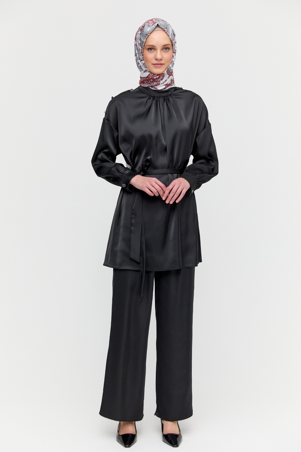 Süs Düğmeli Hakim Yakalı Saten İkili Takım