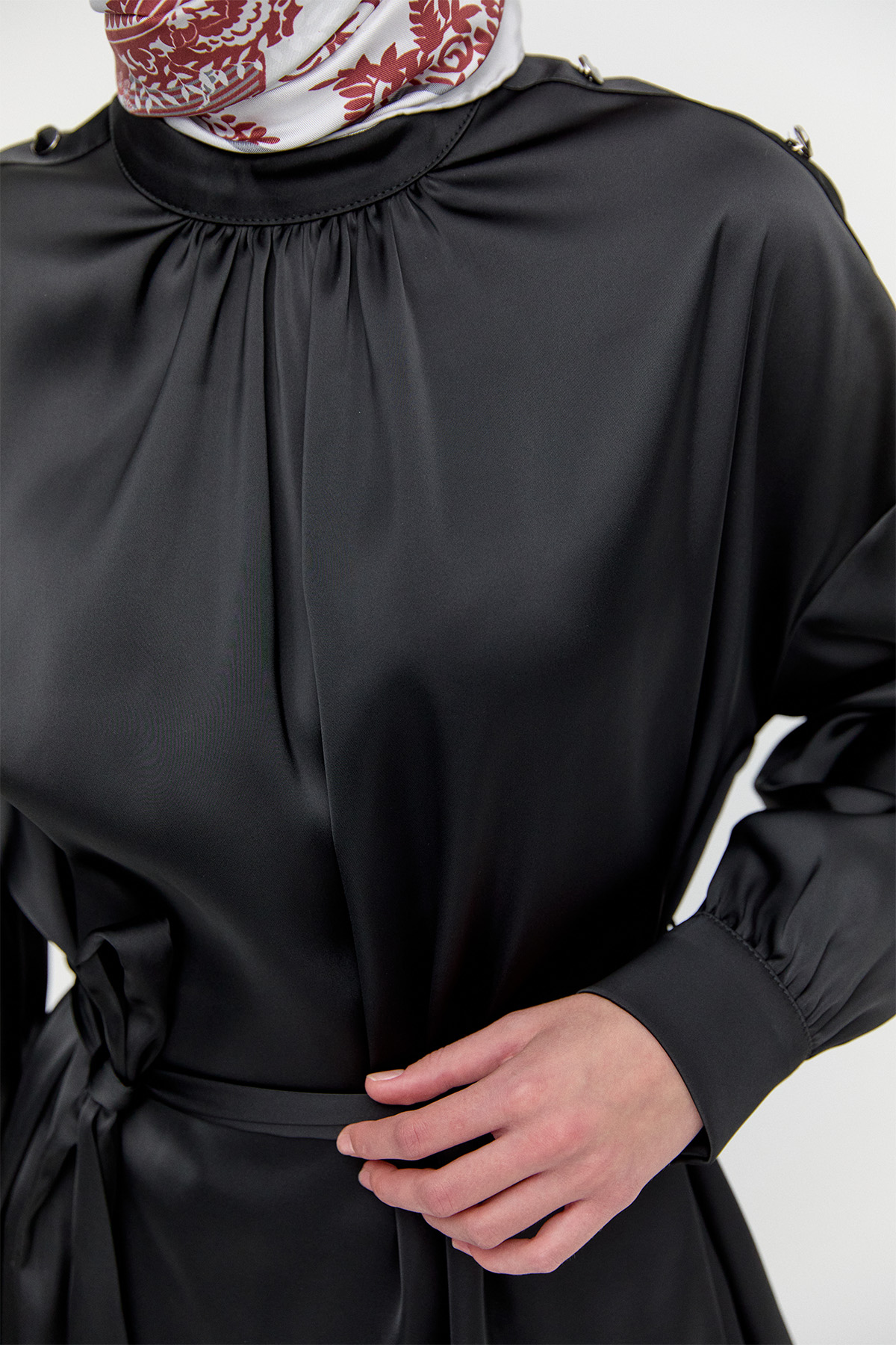 Süs Düğmeli Hakim Yakalı Saten İkili Takım