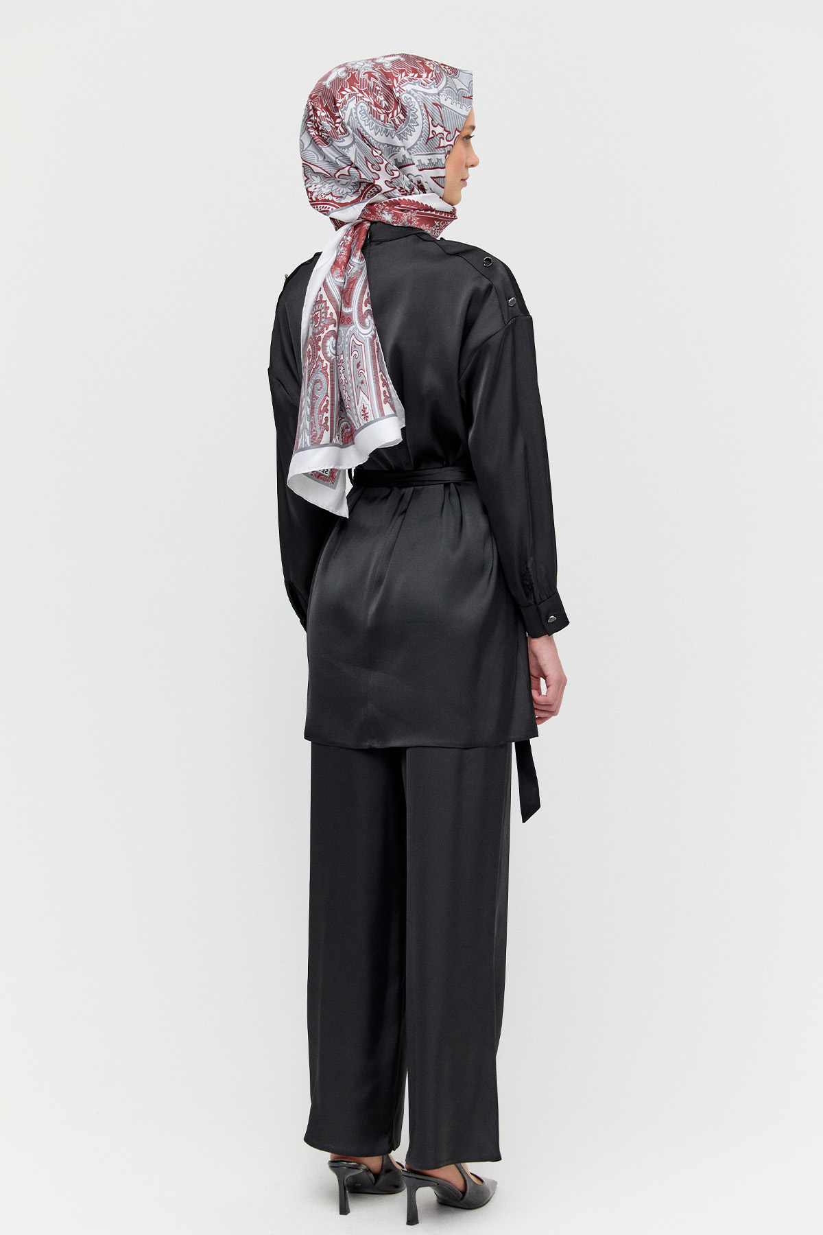 Süs Düğmeli Hakim Yakalı Saten İkili Takım