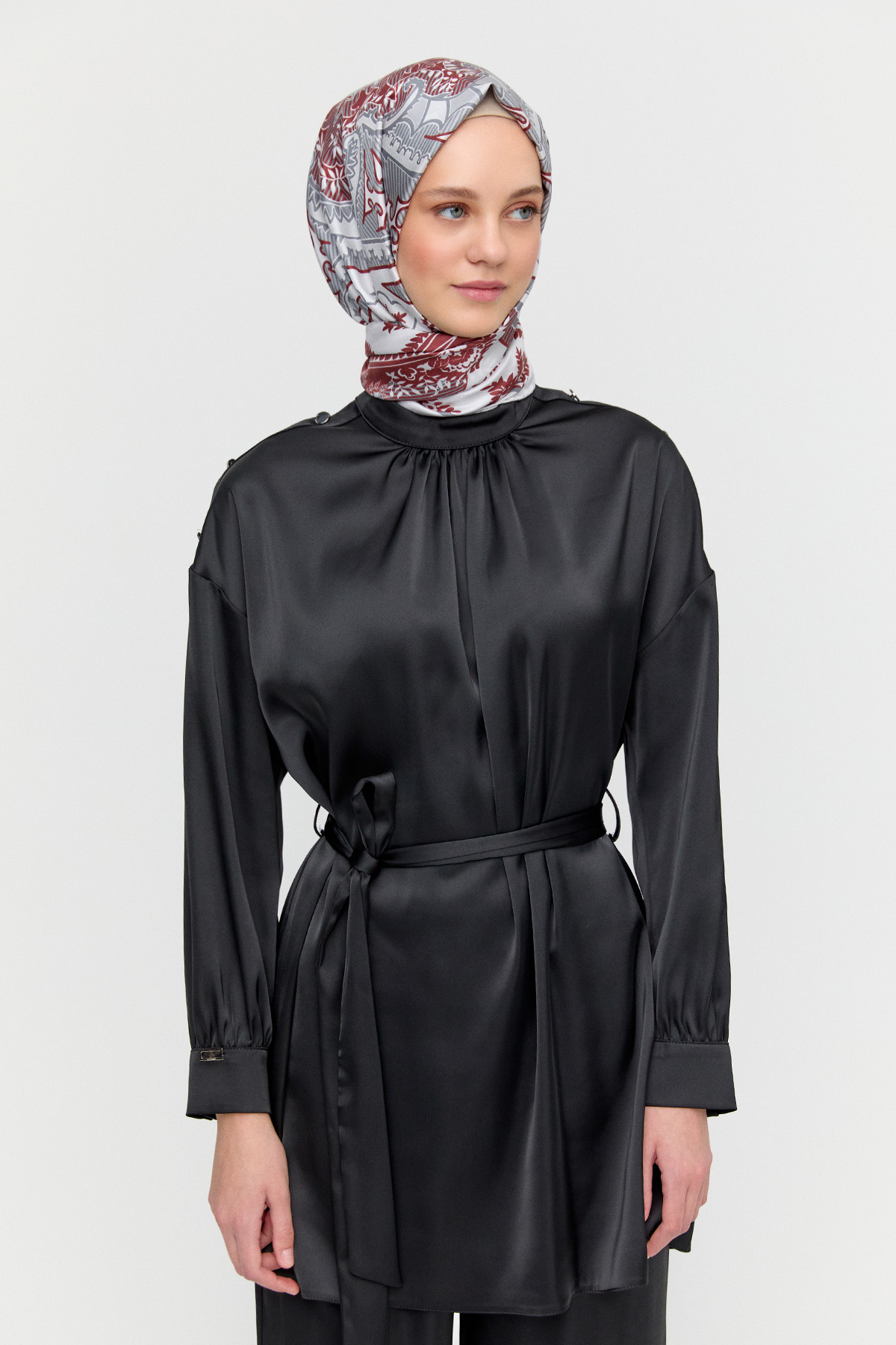 Süs Düğmeli Hakim Yakalı Saten İkili Takım