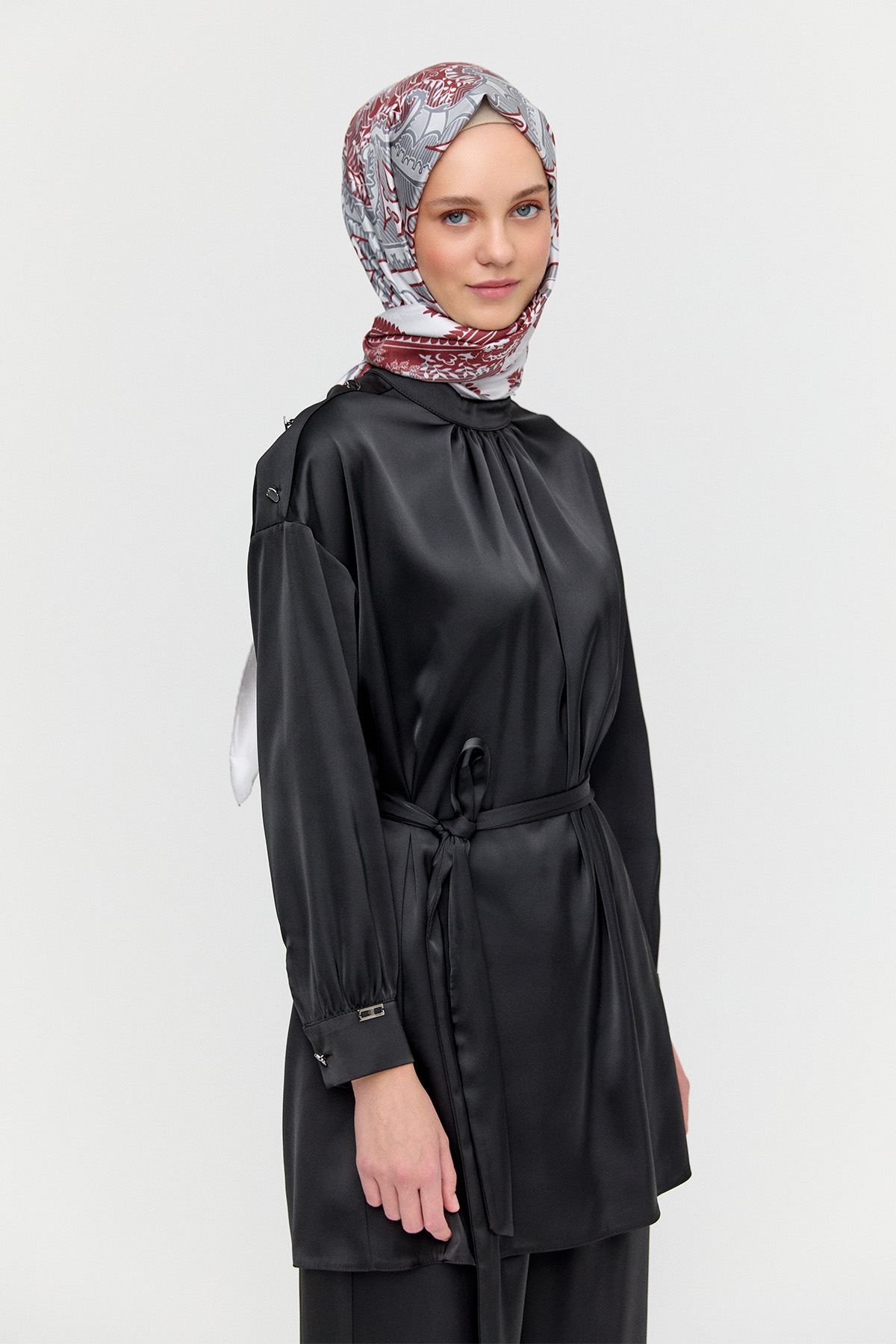 Süs Düğmeli Hakim Yakalı Saten İkili Takım