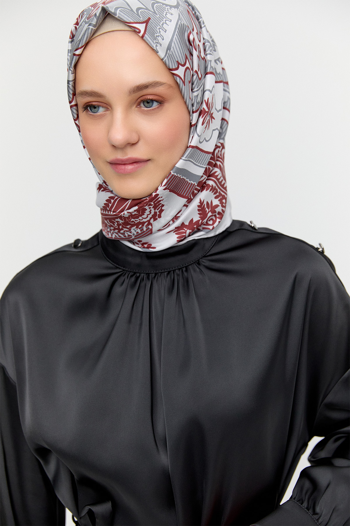 Süs Düğmeli Hakim Yakalı Saten İkili Takım