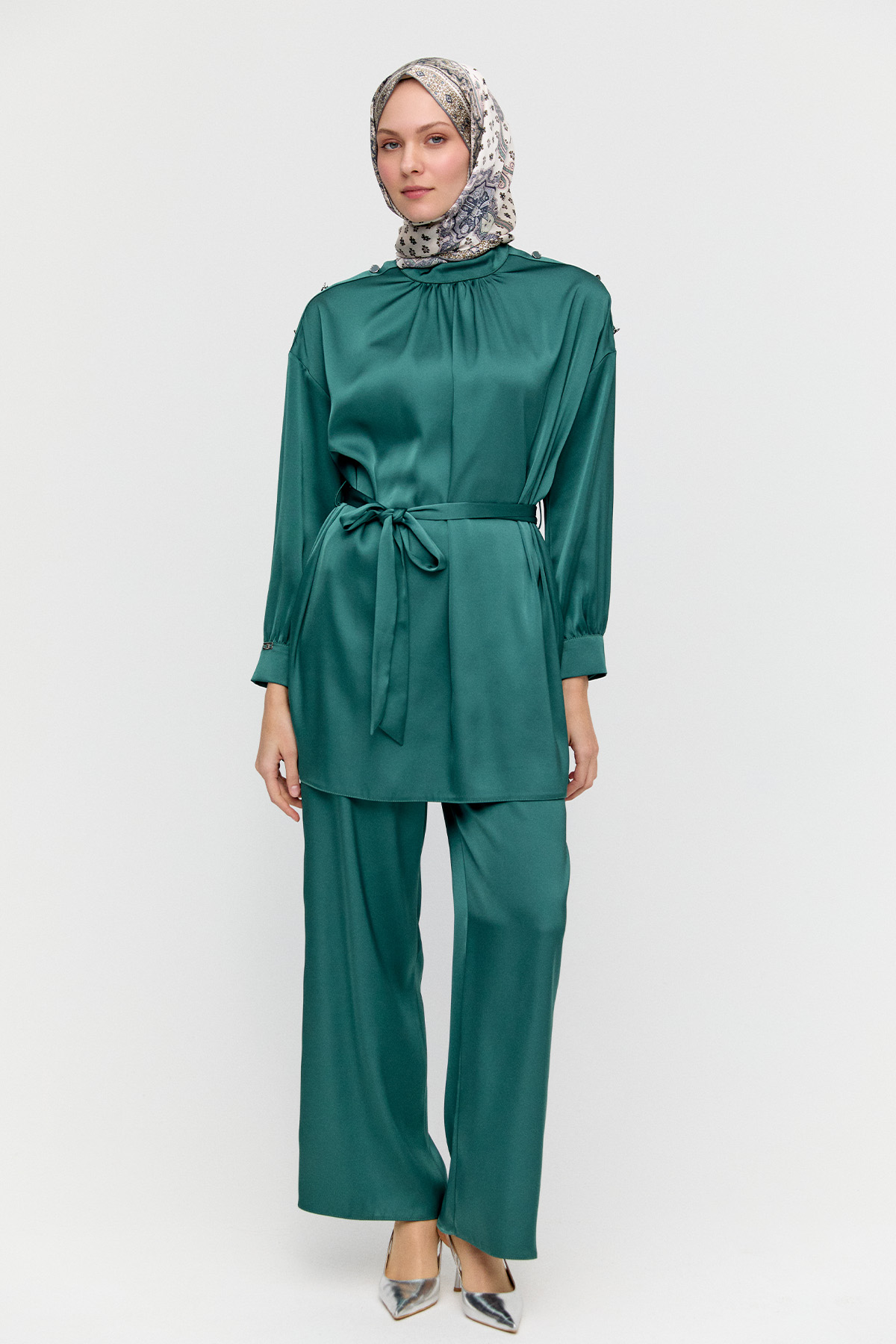 Süs Düğmeli Hakim Yakalı Saten İkili Takım