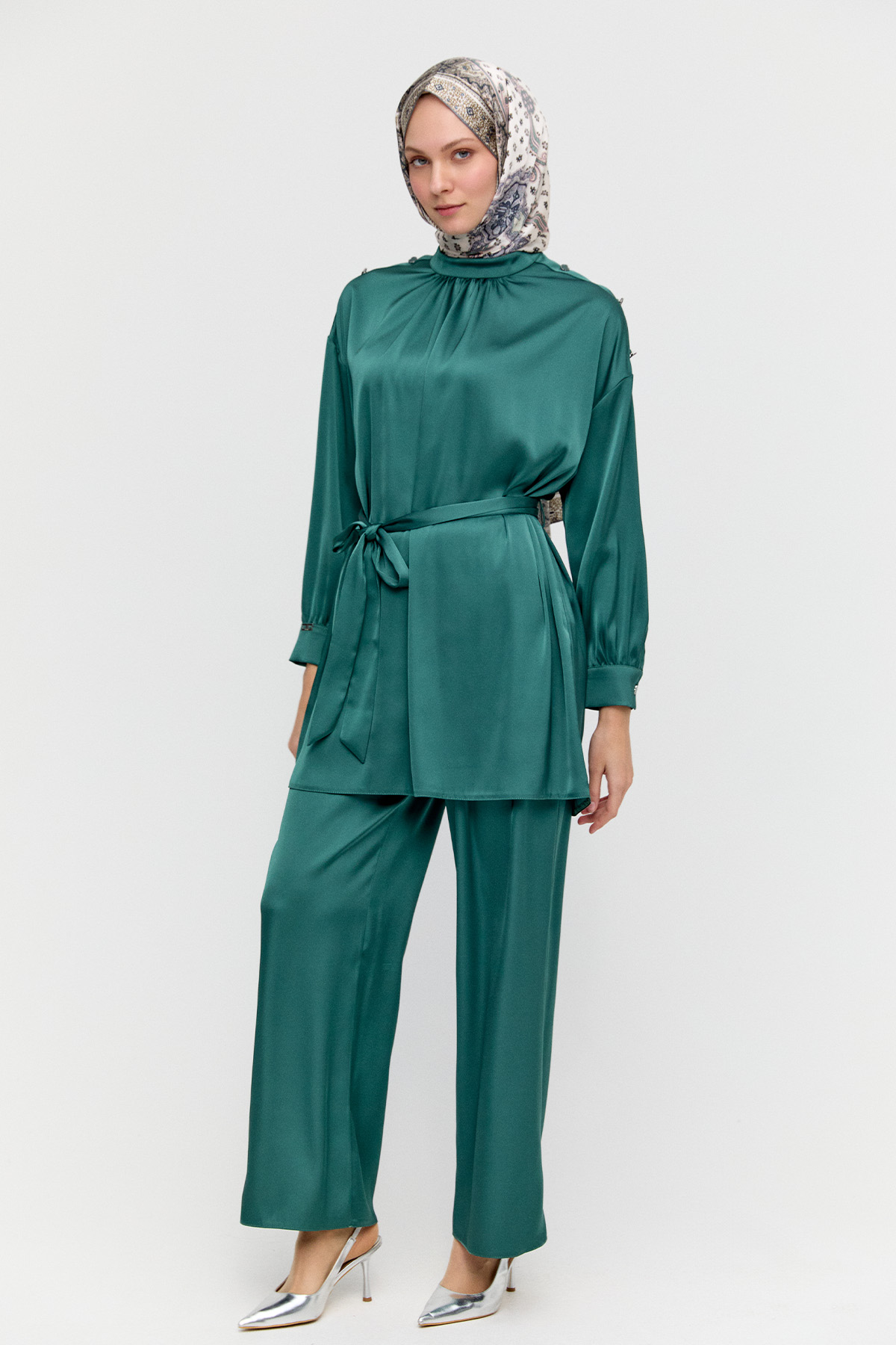 Süs Düğmeli Hakim Yakalı Saten İkili Takım