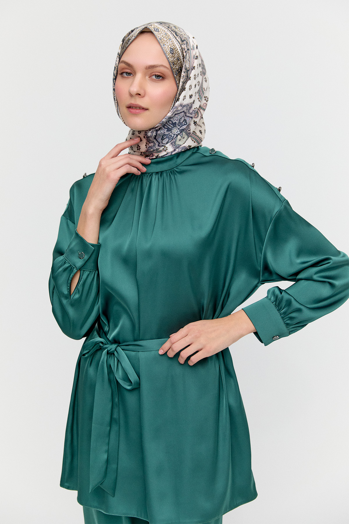 Süs Düğmeli Hakim Yakalı Saten İkili Takım