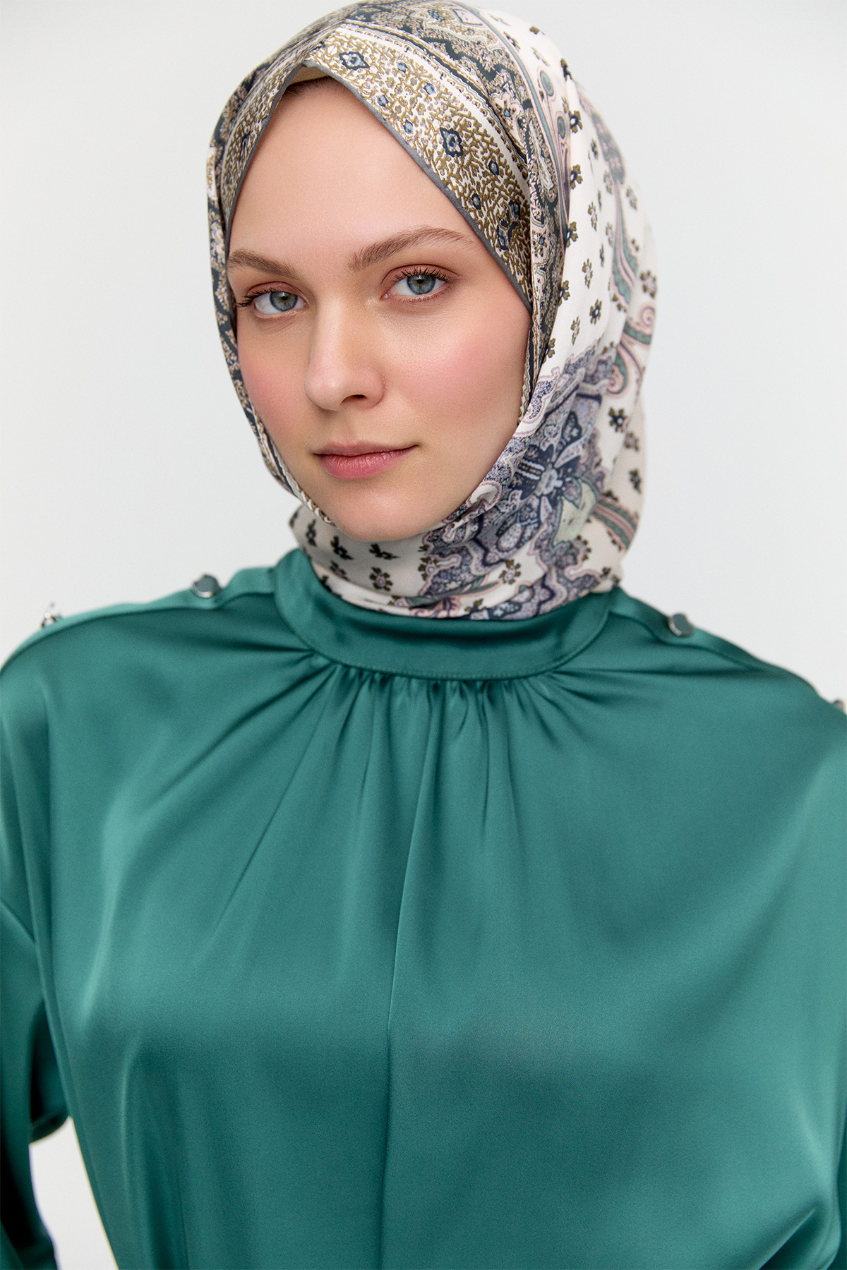 Süs Düğmeli Hakim Yakalı Saten İkili Takım