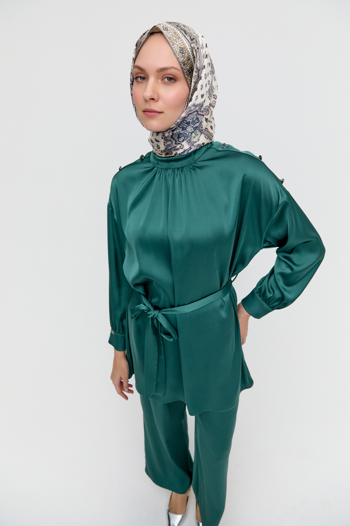 Süs Düğmeli Hakim Yakalı Saten İkili Takım